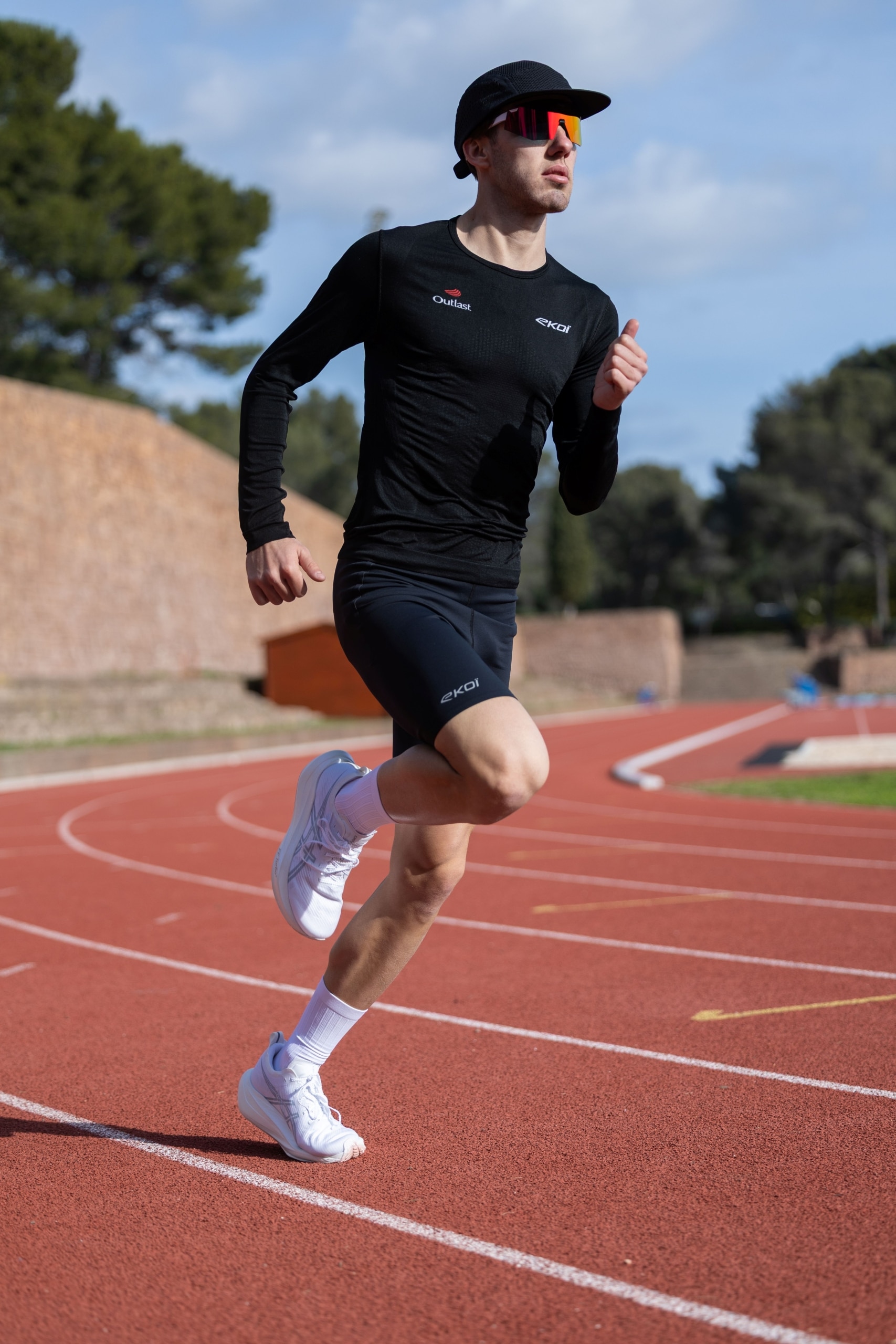 Spécialiste du cyclisme, EKOÏ arrive dans le running avec une collection textile technique. Trois gammes pensées pour l’entraînement et la compétition.