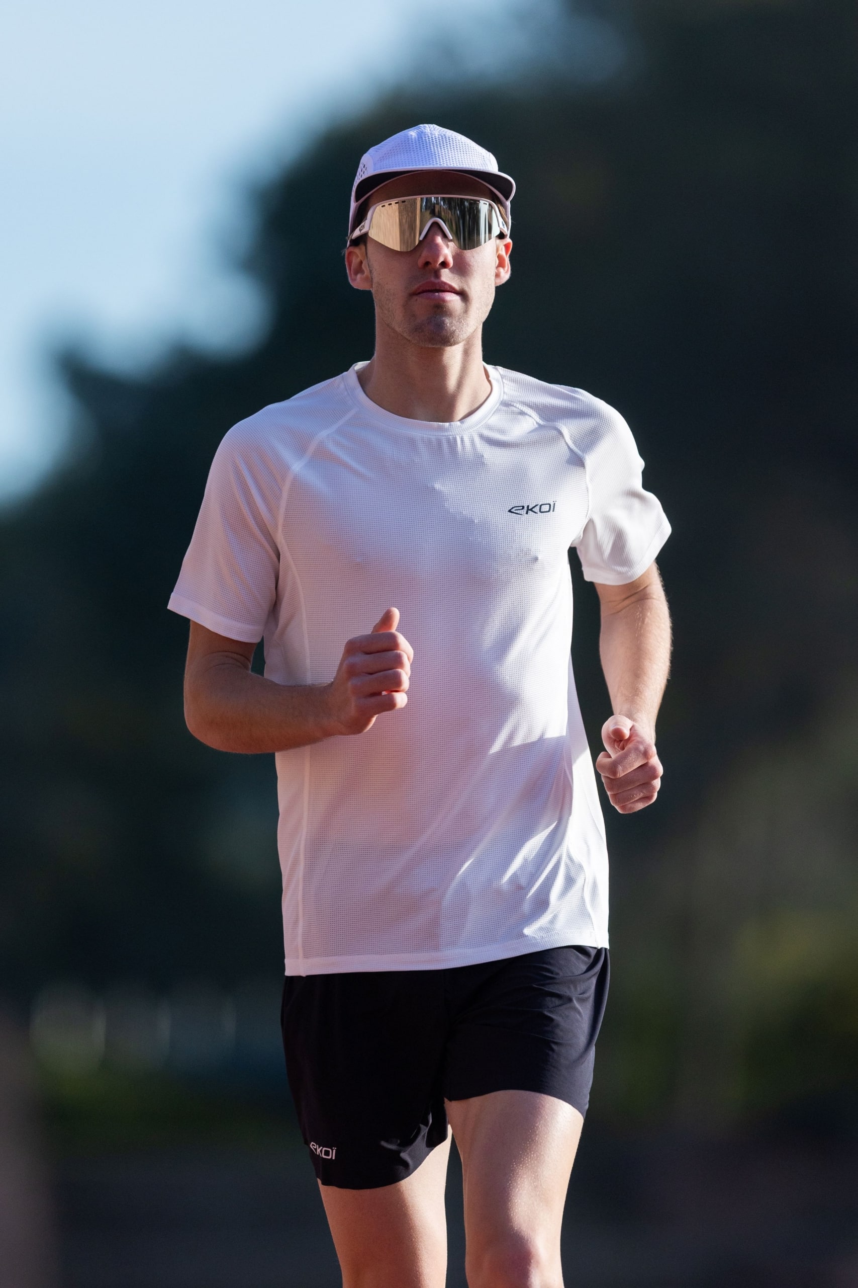 Spécialiste du cyclisme, EKOÏ arrive dans le running avec une collection textile technique. Trois gammes pensées pour l’entraînement et la compétition.