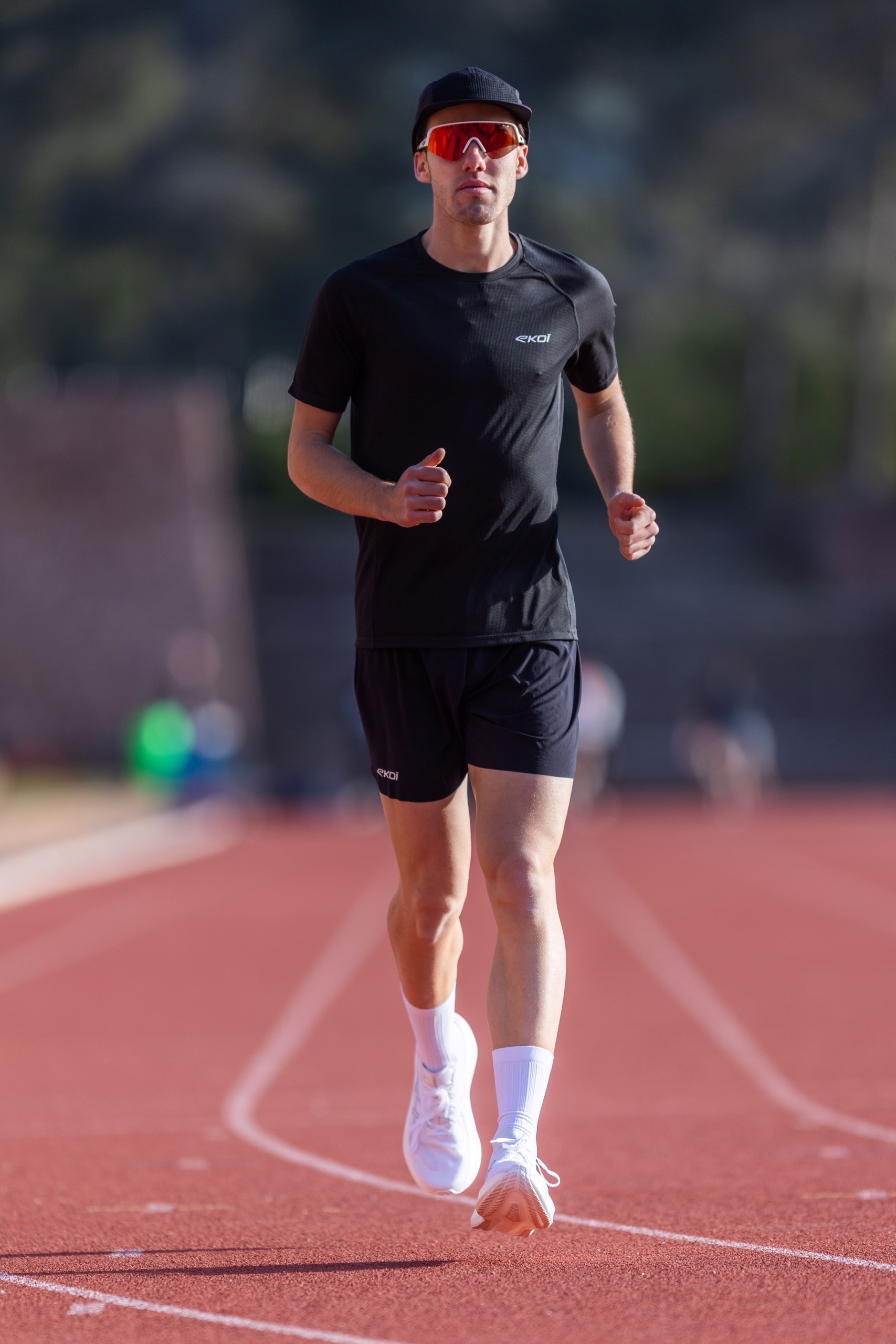 Spécialiste du cyclisme, EKOÏ arrive dans le running avec une collection textile technique. Trois gammes pensées pour l’entraînement et la compétition.
