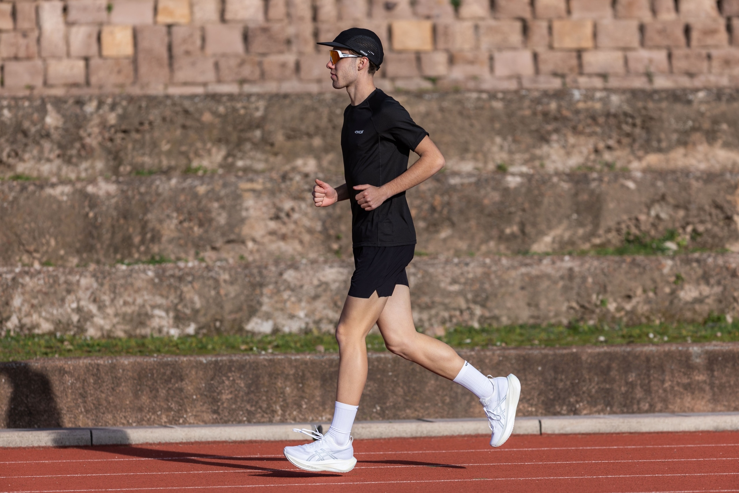 Spécialiste du cyclisme, EKOÏ arrive dans le running avec une collection textile technique. Trois gammes pensées pour l’entraînement et la compétition.