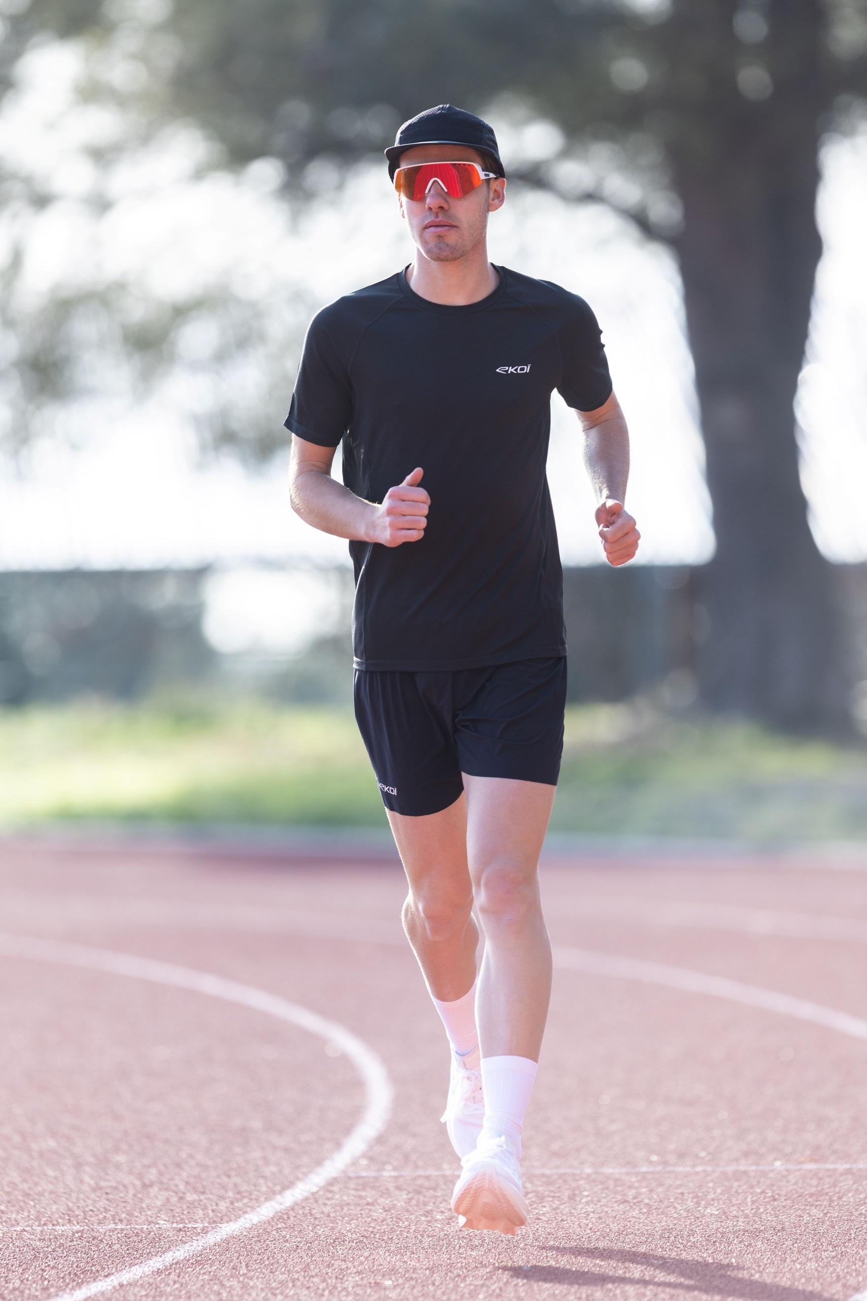Spécialiste du cyclisme, EKOÏ arrive dans le running avec une collection textile technique. Trois gammes pensées pour l’entraînement et la compétition.