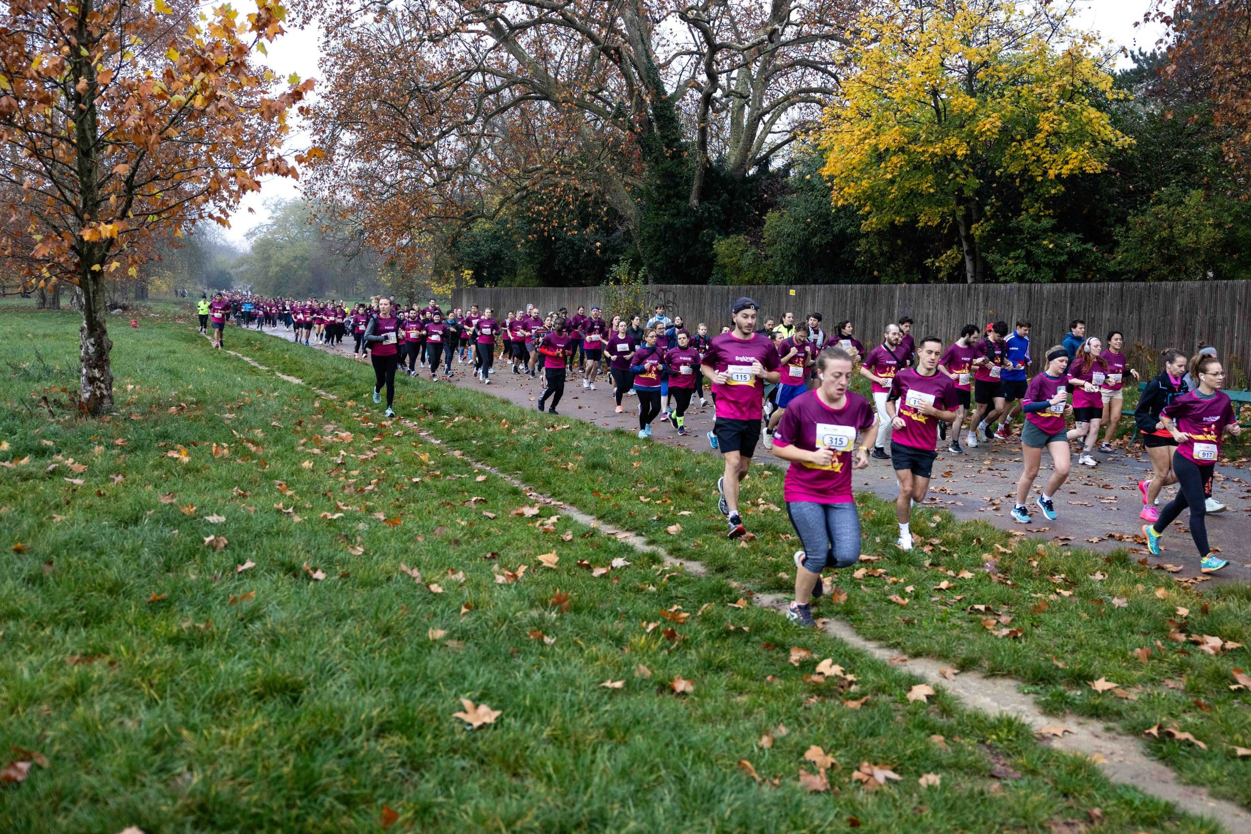 La 8e édition de l’ENDOrun a rassemblé 1700 participants à Paris, et 6300 partout en France, tous vêtus d’un t-shirt rose fuchsia orné du nom de l’événement. Engagés sur 5 ou 10 km, ils ont couru pour soutenir la recherche sur l’endométriose.