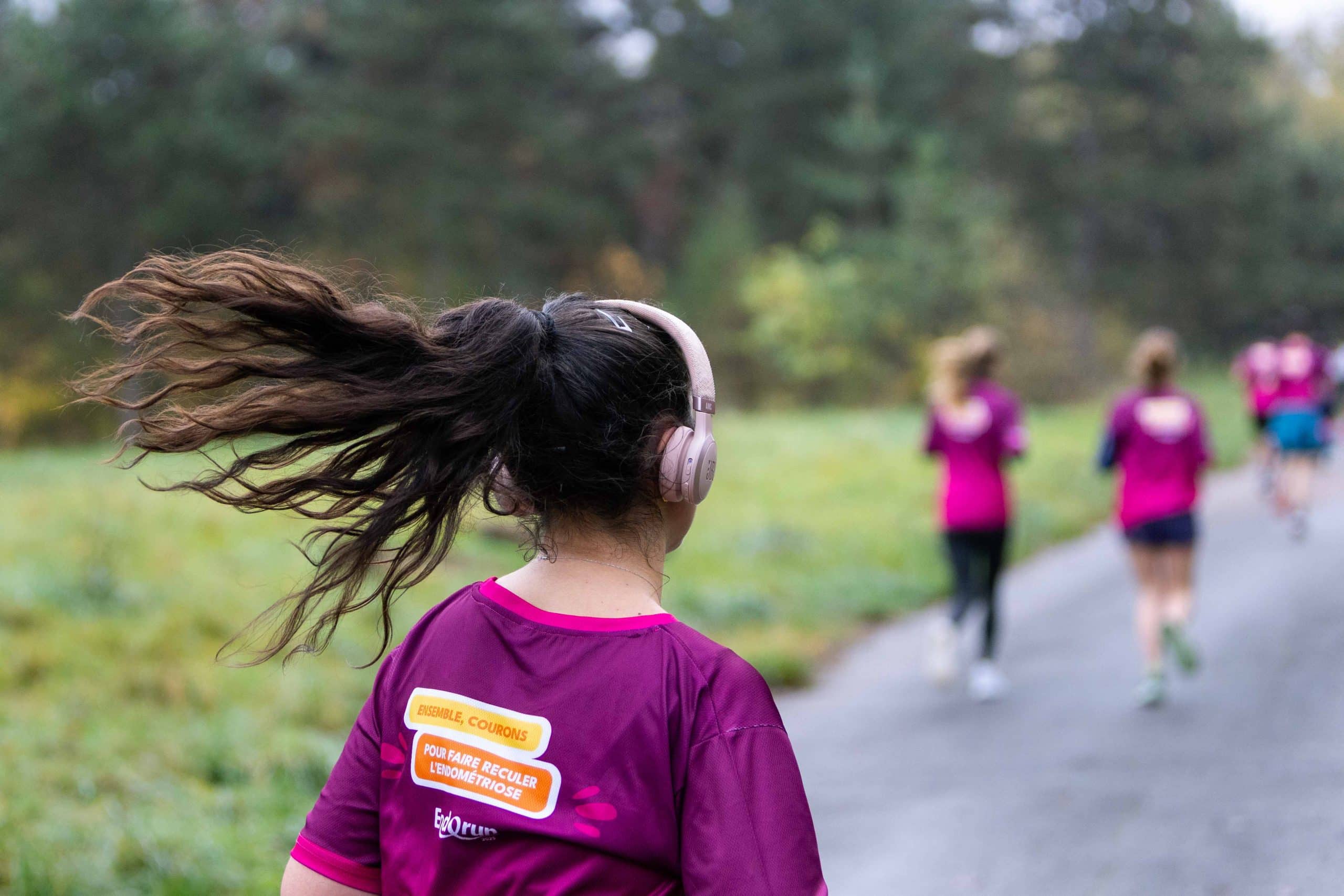 La 8e édition de l’ENDOrun a rassemblé 1700 participants à Paris, et 6300 partout en France, tous vêtus d’un t-shirt rose fuchsia orné du nom de l’événement. Engagés sur 5 ou 10 km, ils ont couru pour soutenir la recherche sur l’endométriose.