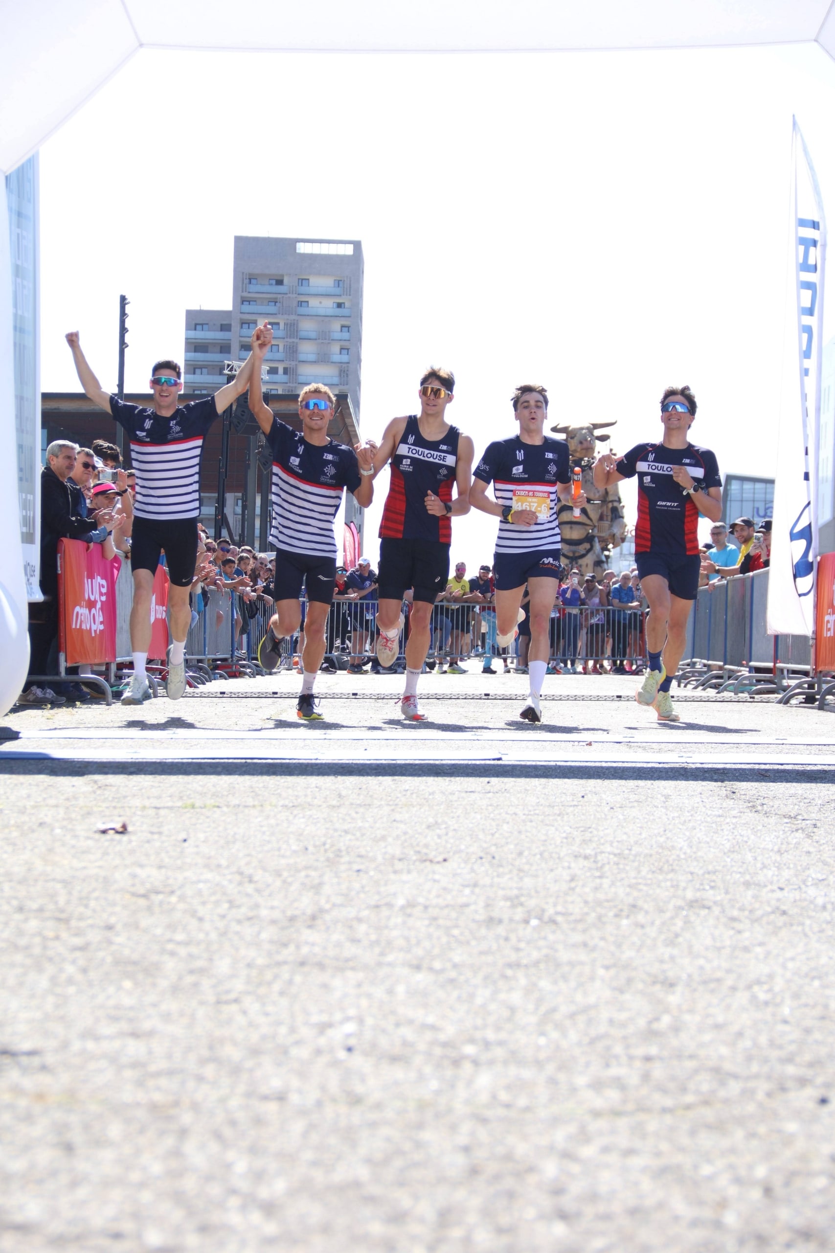 Il y a des dimanches qui sentent le chrono, et d’autres qui respirent le collectif. À Toulouse, ce week-end, les deux ont fusionné. Entre l’Envol des Pionniers et la Halle de la Machine, la Ville rose a offert un terrain de jeu grandeur nature à son tout premier ekiden. Résultat, 3000 coureurs, des relais qui s’enchaînent, et une sensation qui reste longtemps après la ligne d’arrivée.