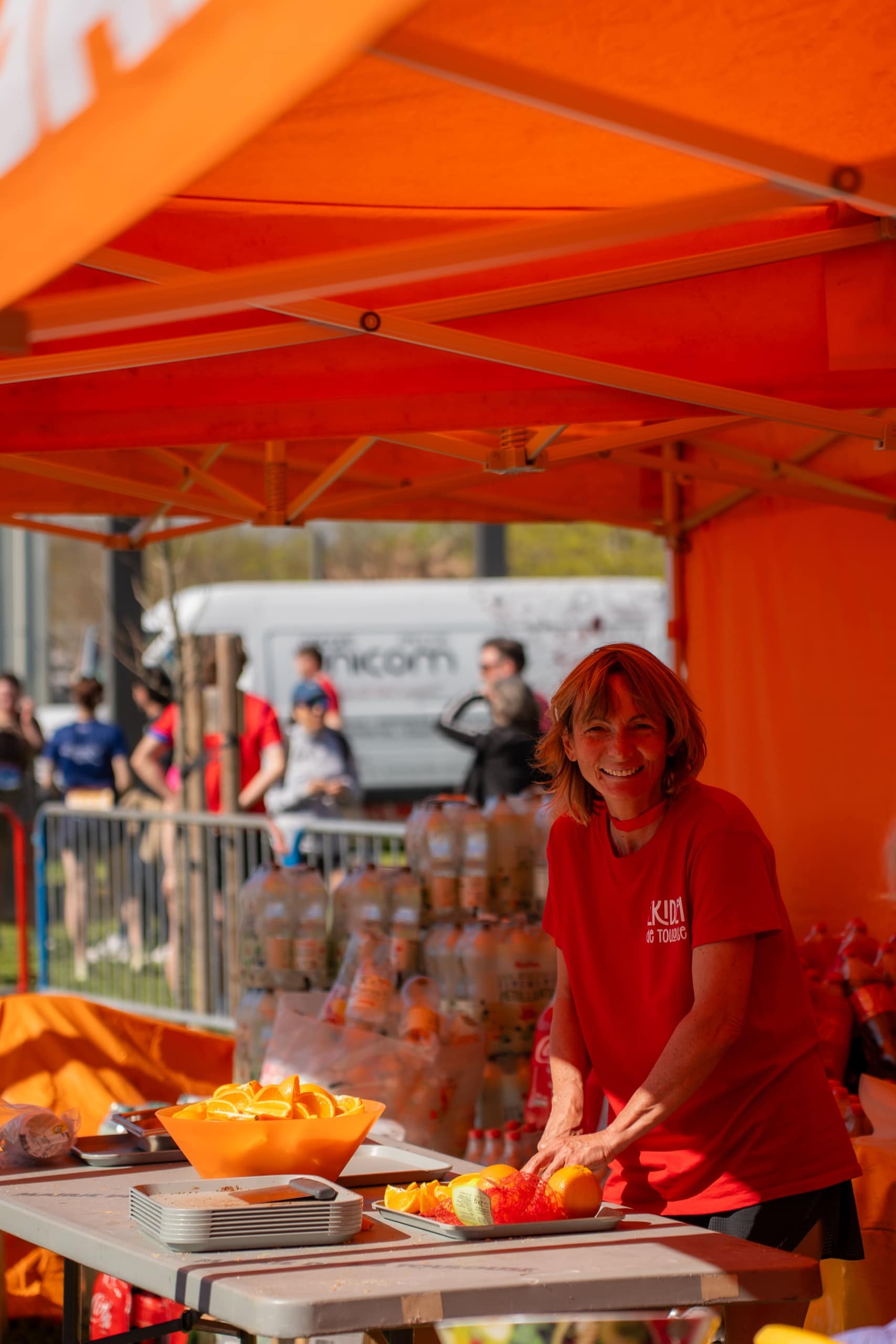Il y a des dimanches qui sentent le chrono, et d’autres qui respirent le collectif. À Toulouse, ce week-end, les deux ont fusionné. Entre l’Envol des Pionniers et la Halle de la Machine, la Ville rose a offert un terrain de jeu grandeur nature à son tout premier ekiden. Résultat, 3000 coureurs, des relais qui s’enchaînent, et une sensation qui reste longtemps après la ligne d’arrivée.