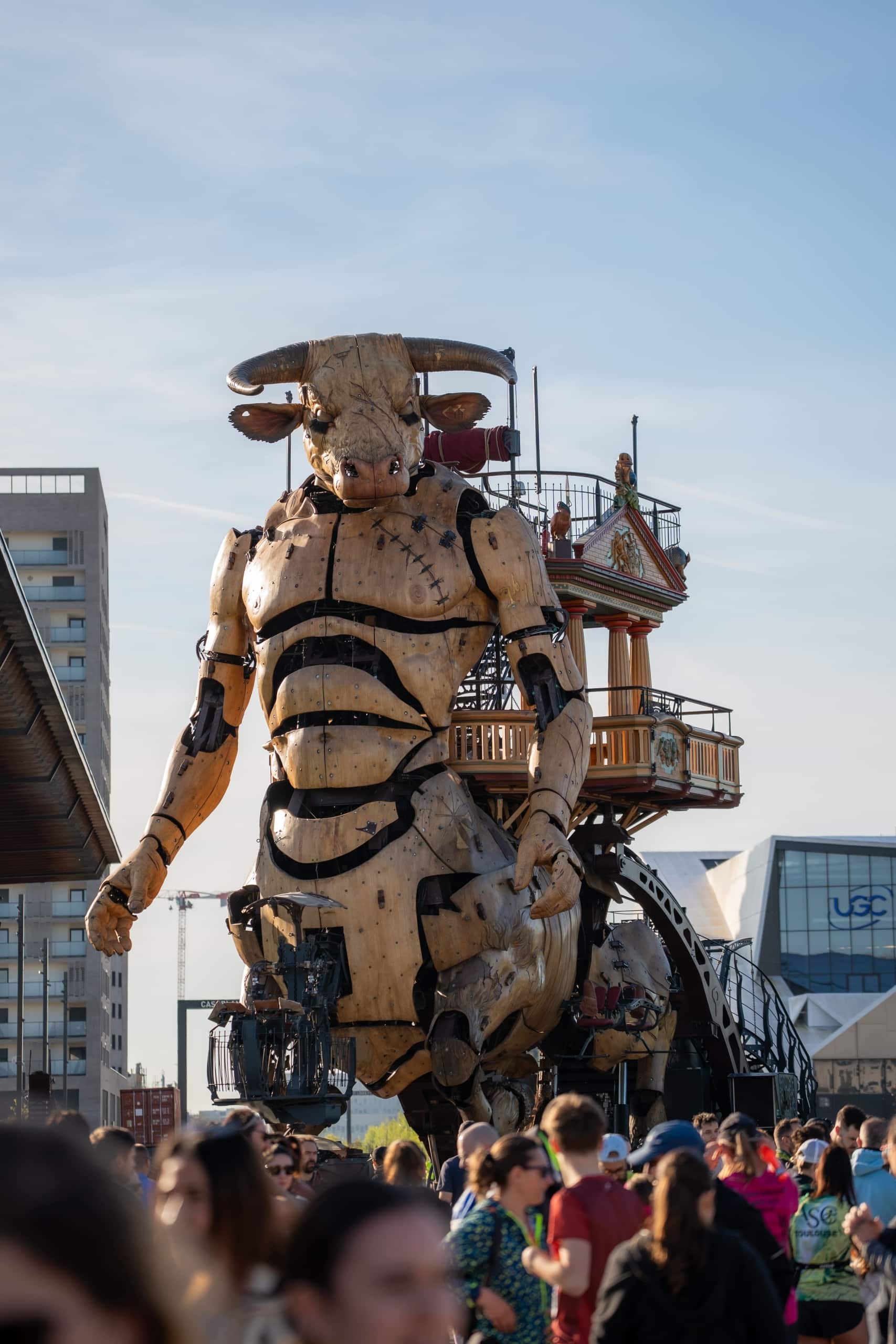 Il y a des dimanches qui sentent le chrono, et d’autres qui respirent le collectif. À Toulouse, ce week-end, les deux ont fusionné. Entre l’Envol des Pionniers et la Halle de la Machine, la Ville rose a offert un terrain de jeu grandeur nature à son tout premier ekiden. Résultat, 3000 coureurs, des relais qui s’enchaînent, et une sensation qui reste longtemps après la ligne d’arrivée.