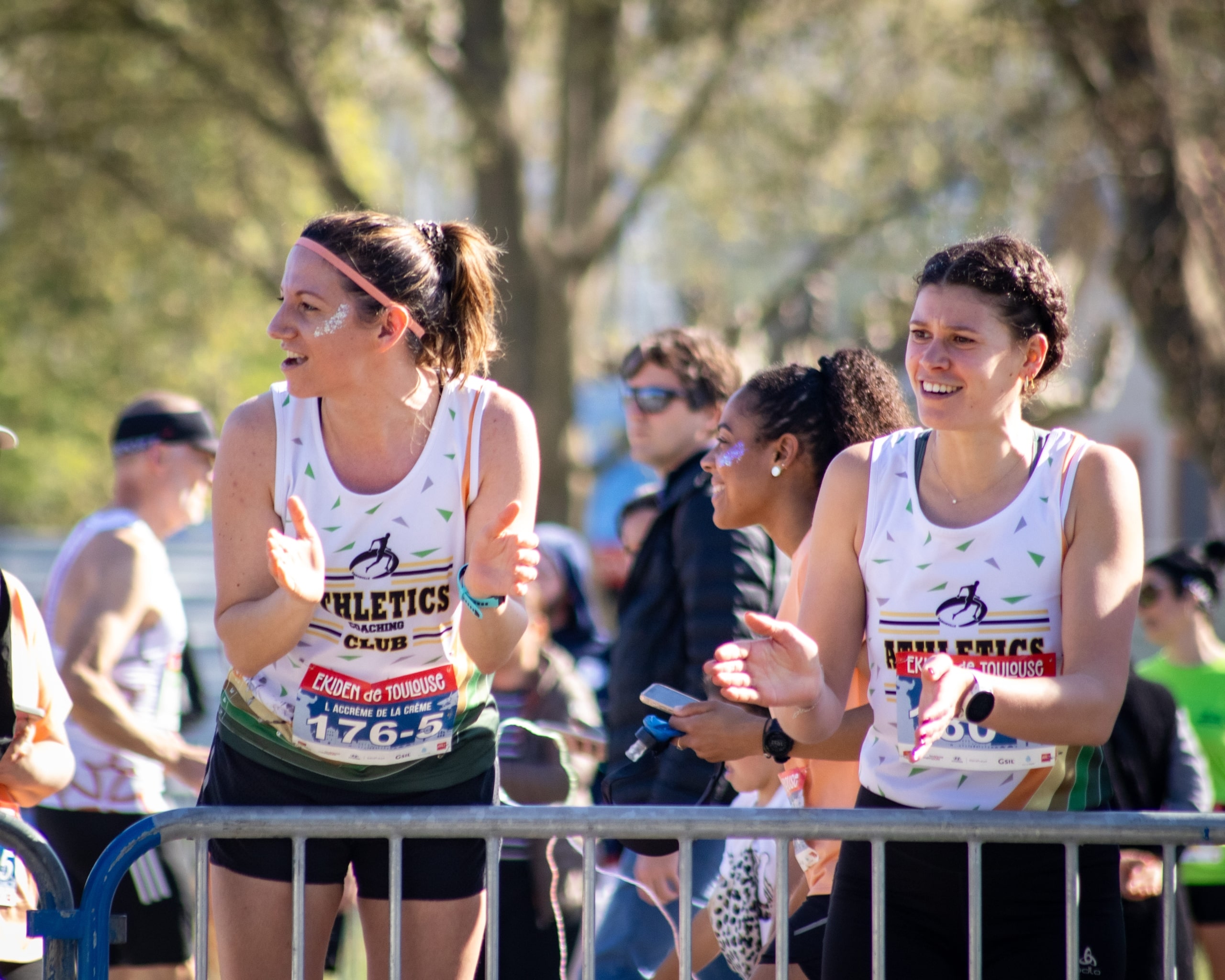 Il y a des dimanches qui sentent le chrono, et d’autres qui respirent le collectif. À Toulouse, ce week-end, les deux ont fusionné. Entre l’Envol des Pionniers et la Halle de la Machine, la Ville rose a offert un terrain de jeu grandeur nature à son tout premier ekiden. Résultat, 3000 coureurs, des relais qui s’enchaînent, et une sensation qui reste longtemps après la ligne d’arrivée.