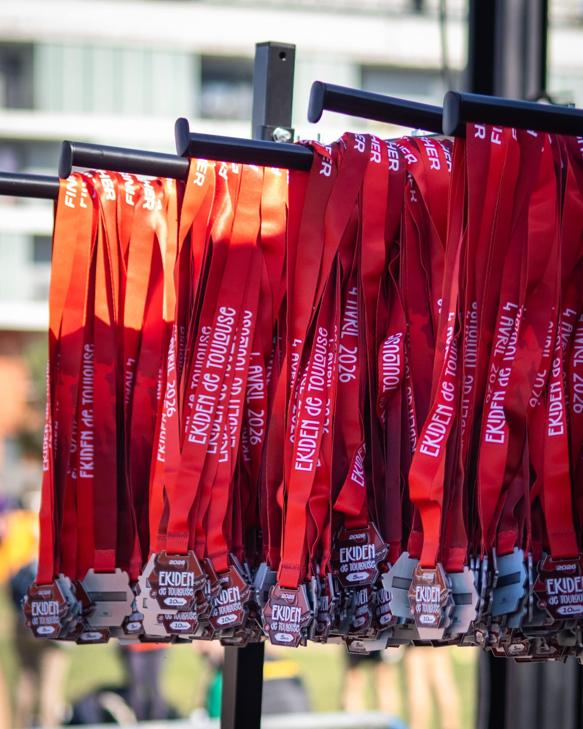 Il y a des dimanches qui sentent le chrono, et d’autres qui respirent le collectif. À Toulouse, ce week-end, les deux ont fusionné. Entre l’Envol des Pionniers et la Halle de la Machine, la Ville rose a offert un terrain de jeu grandeur nature à son tout premier ekiden. Résultat, 3000 coureurs, des relais qui s’enchaînent, et une sensation qui reste longtemps après la ligne d’arrivée.