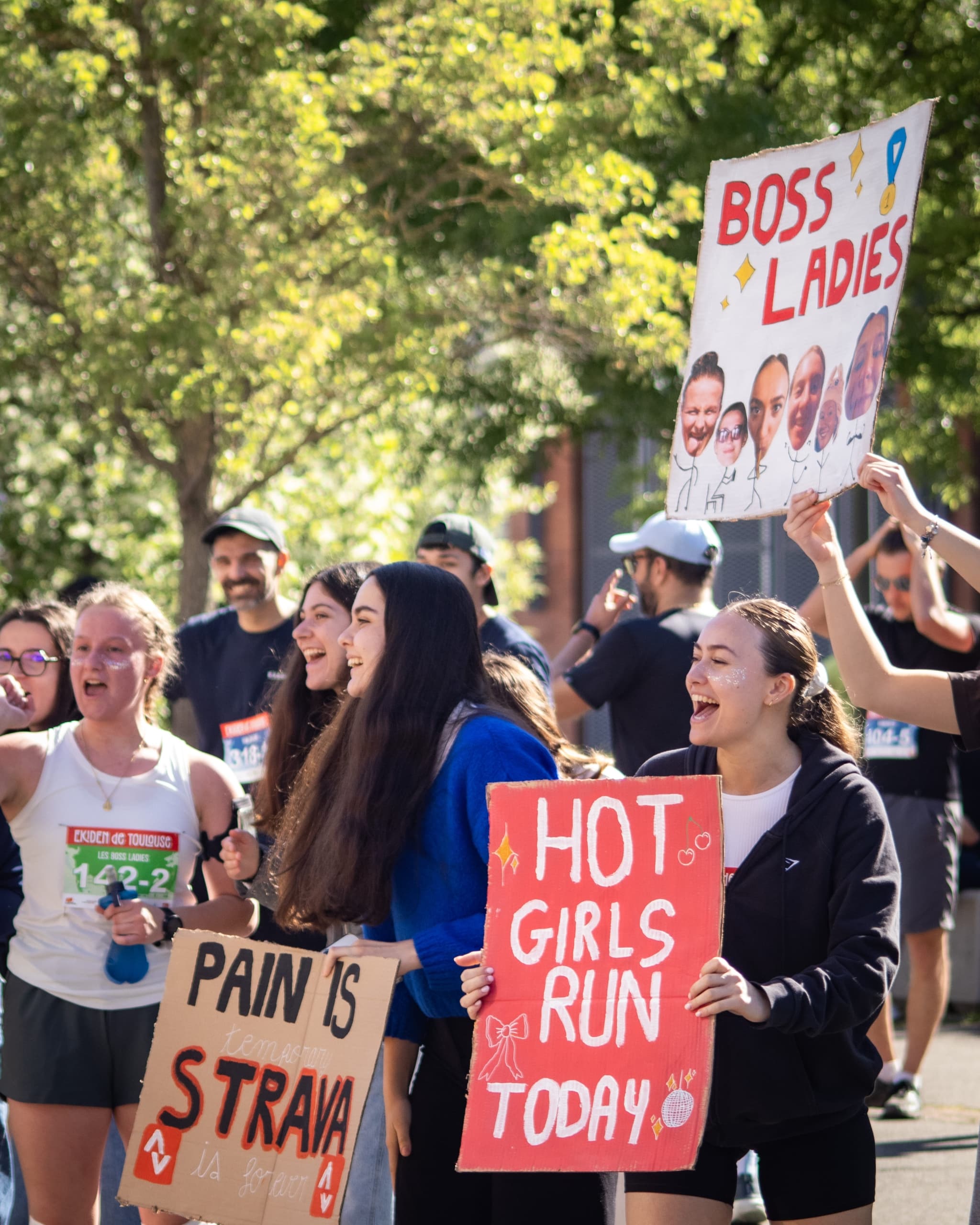 Il y a des dimanches qui sentent le chrono, et d’autres qui respirent le collectif. À Toulouse, ce week-end, les deux ont fusionné. Entre l’Envol des Pionniers et la Halle de la Machine, la Ville rose a offert un terrain de jeu grandeur nature à son tout premier ekiden. Résultat, 3000 coureurs, des relais qui s’enchaînent, et une sensation qui reste longtemps après la ligne d’arrivée.