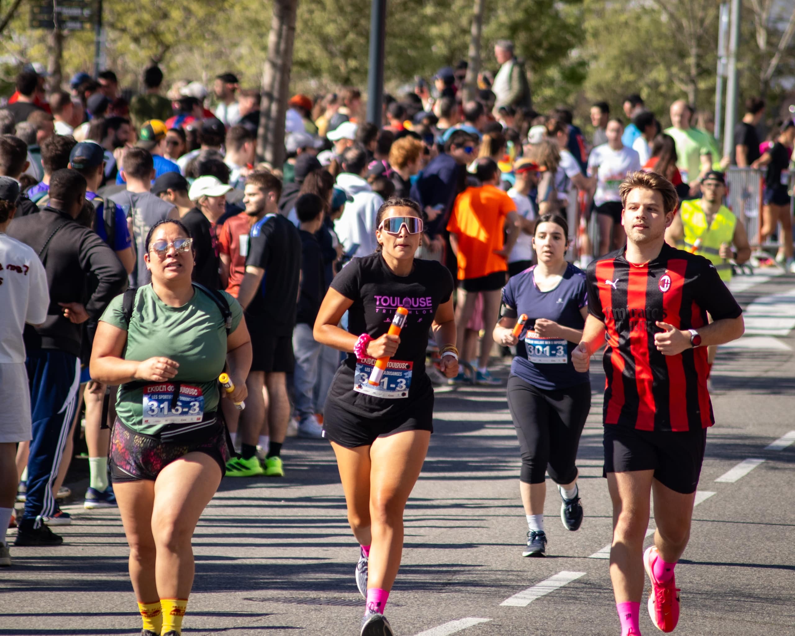 Il y a des dimanches qui sentent le chrono, et d’autres qui respirent le collectif. À Toulouse, ce week-end, les deux ont fusionné. Entre l’Envol des Pionniers et la Halle de la Machine, la Ville rose a offert un terrain de jeu grandeur nature à son tout premier ekiden. Résultat, 3000 coureurs, des relais qui s’enchaînent, et une sensation qui reste longtemps après la ligne d’arrivée.