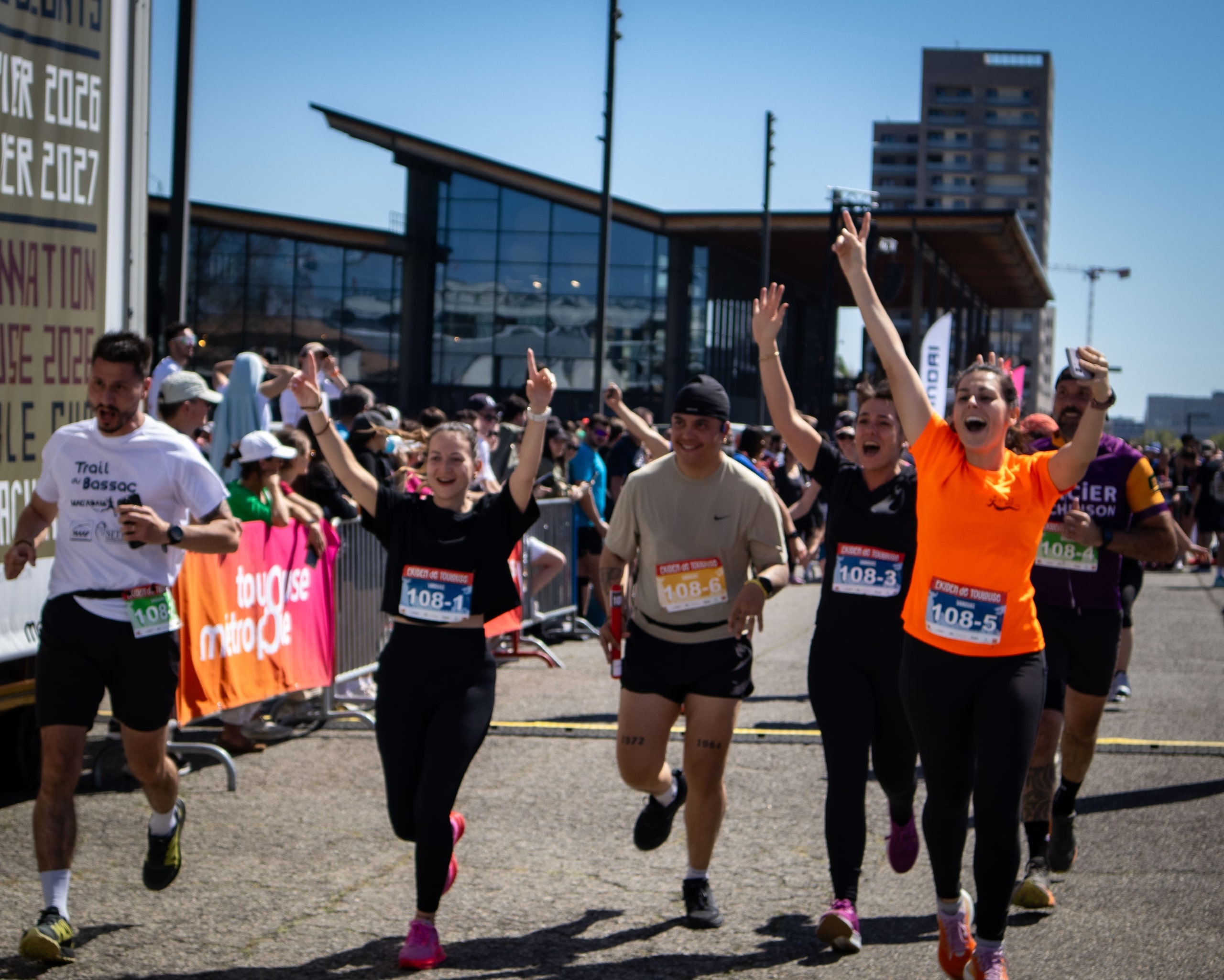 Il y a des dimanches qui sentent le chrono, et d’autres qui respirent le collectif. À Toulouse, ce week-end, les deux ont fusionné. Entre l’Envol des Pionniers et la Halle de la Machine, la Ville rose a offert un terrain de jeu grandeur nature à son tout premier ekiden. Résultat, 3000 coureurs, des relais qui s’enchaînent, et une sensation qui reste longtemps après la ligne d’arrivée.