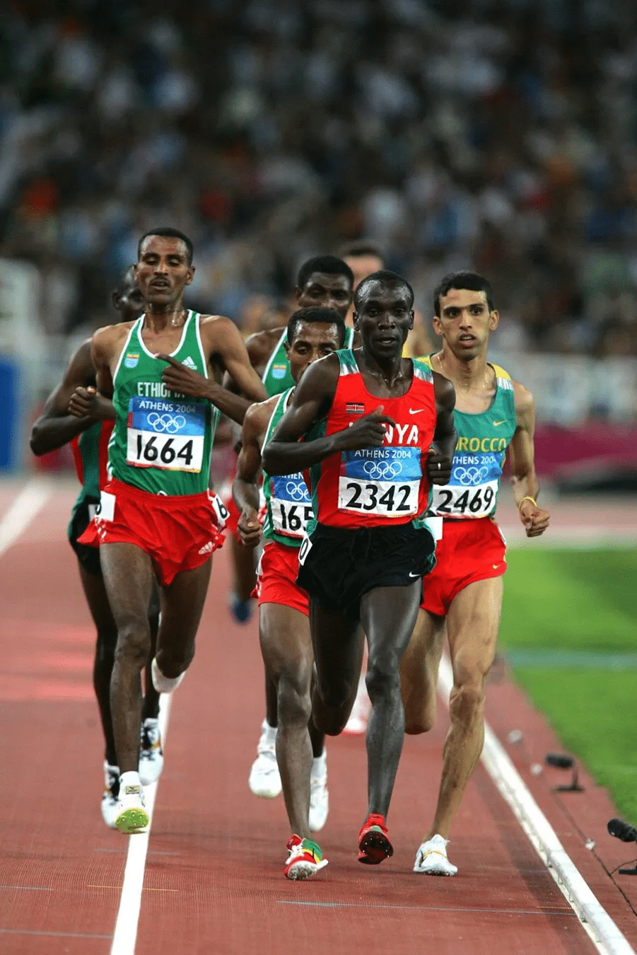 Eliud Kipchoge tire sa révérence sur les grands marathons et lance un nouveau défi : courir sept marathons sur sept continents pour inspirer le monde et soutenir sa fondation.