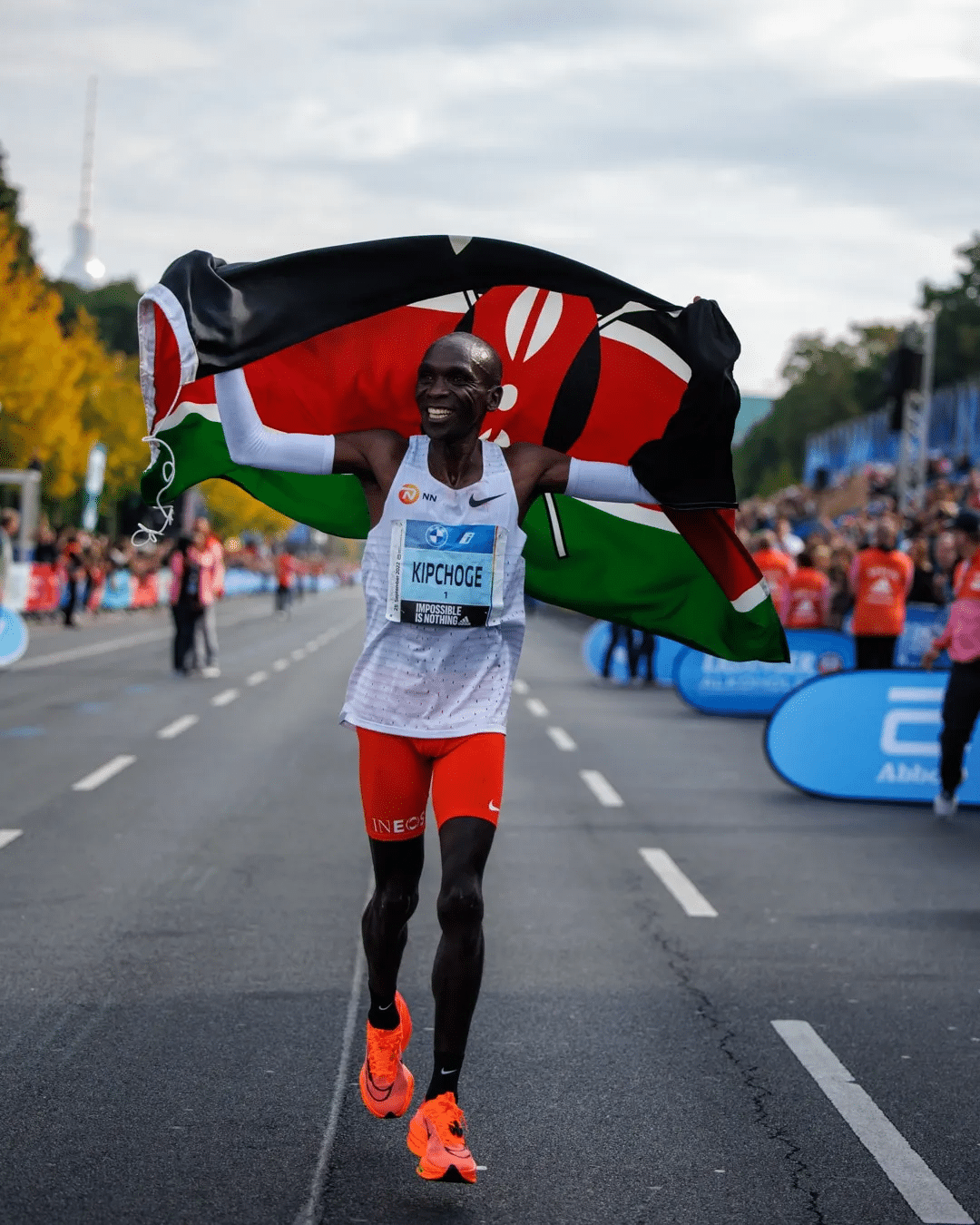Eliud Kipchoge tire sa révérence sur les grands marathons et lance un nouveau défi : courir sept marathons sur sept continents pour inspirer le monde et soutenir sa fondation.