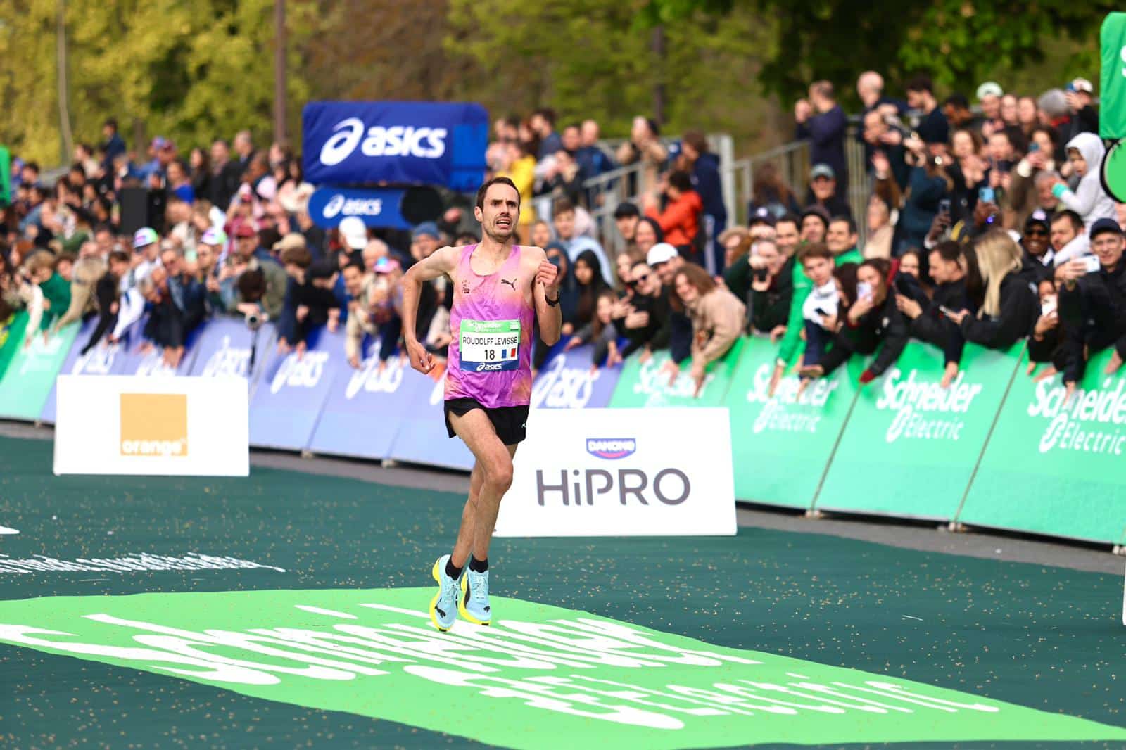 Emmanuel Roudolff-Levisse a réalisé un bel exploit en terminant sixième et premier Français du Marathon de Paris 2026 en 2h05'58.