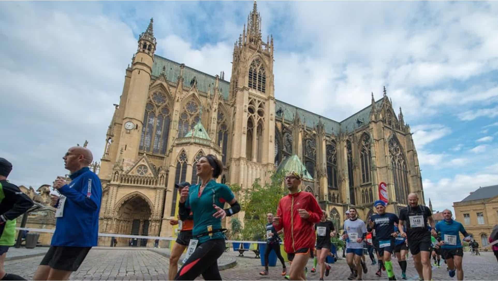 Près de 9000 coureurs attendus à l’Euro Marathon Metz 2025. Trois jours de fête au cœur de l’Eurométropole, entre sport et convivialité.