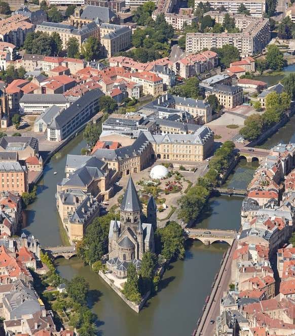 Près de 9 000 coureurs attendus à l’Euro Marathon Metz 2025. Trois jours de fête au cœur de l’Eurométropole, entre sport et convivialité.