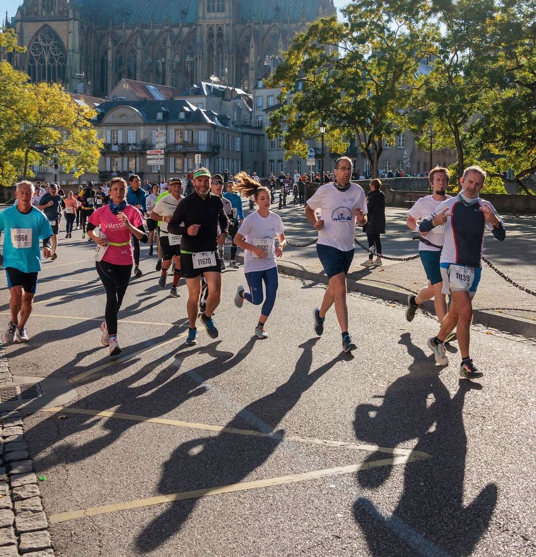 Près de 9 000 coureurs attendus à l’Euro Marathon Metz 2025. Trois jours de fête au cœur de l’Eurométropole, entre sport et convivialité.