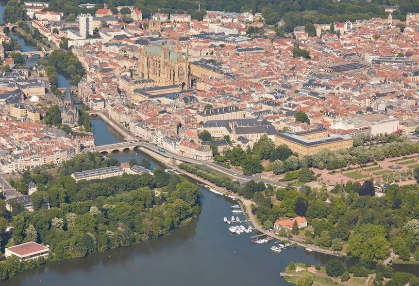 Près de 9 000 coureurs attendus à l’Euro Marathon Metz 2025. Trois jours de fête au cœur de l’Eurométropole, entre sport et convivialité.