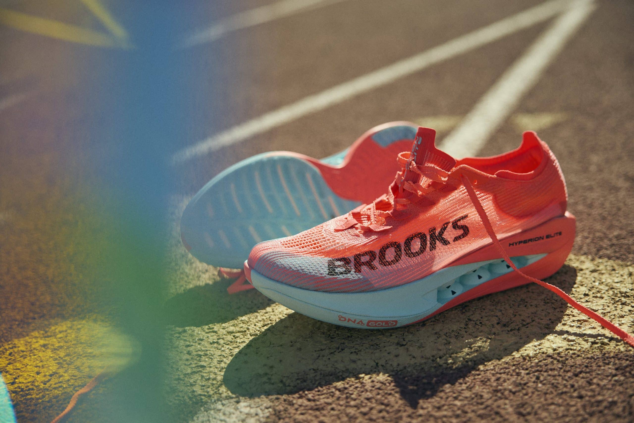 Brooks frappe fort avec la sortie de sa toute nouvelle Hyperion Elite 5. Présentée comme l’évolution directe de la très performante Hyperion Elite 4 PB, cette chaussure à plaque carbone se veut encore plus rapide, plus légère, et plus explosive. Conçue pour les marathons, semi-marathons et même sur du 5 km et 10 km, elle incarne le haut de gamme compétition de la marque américaine.