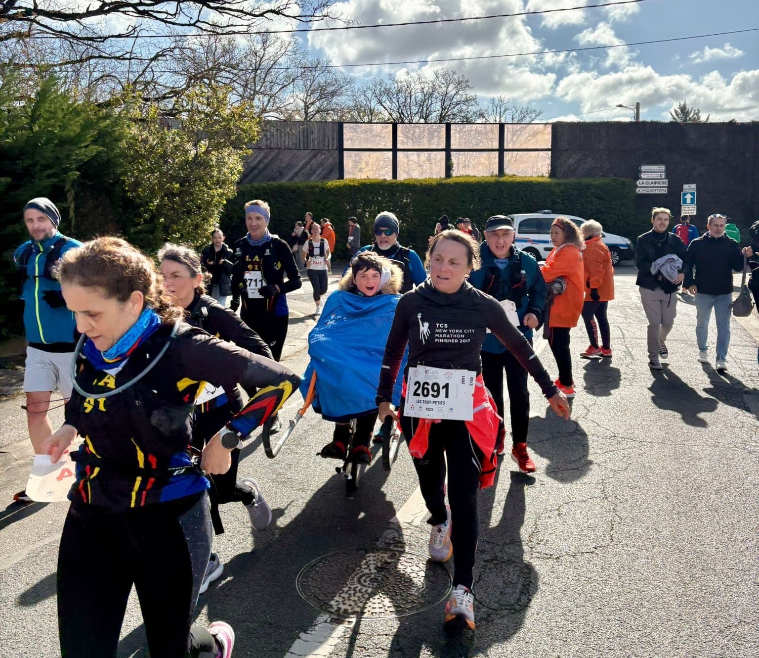 Florence et son fils Samuel polyhandicapé, ont couru le semi-marathon de Rambouillet, un moment fort soutenu par Les Tout-Petits.