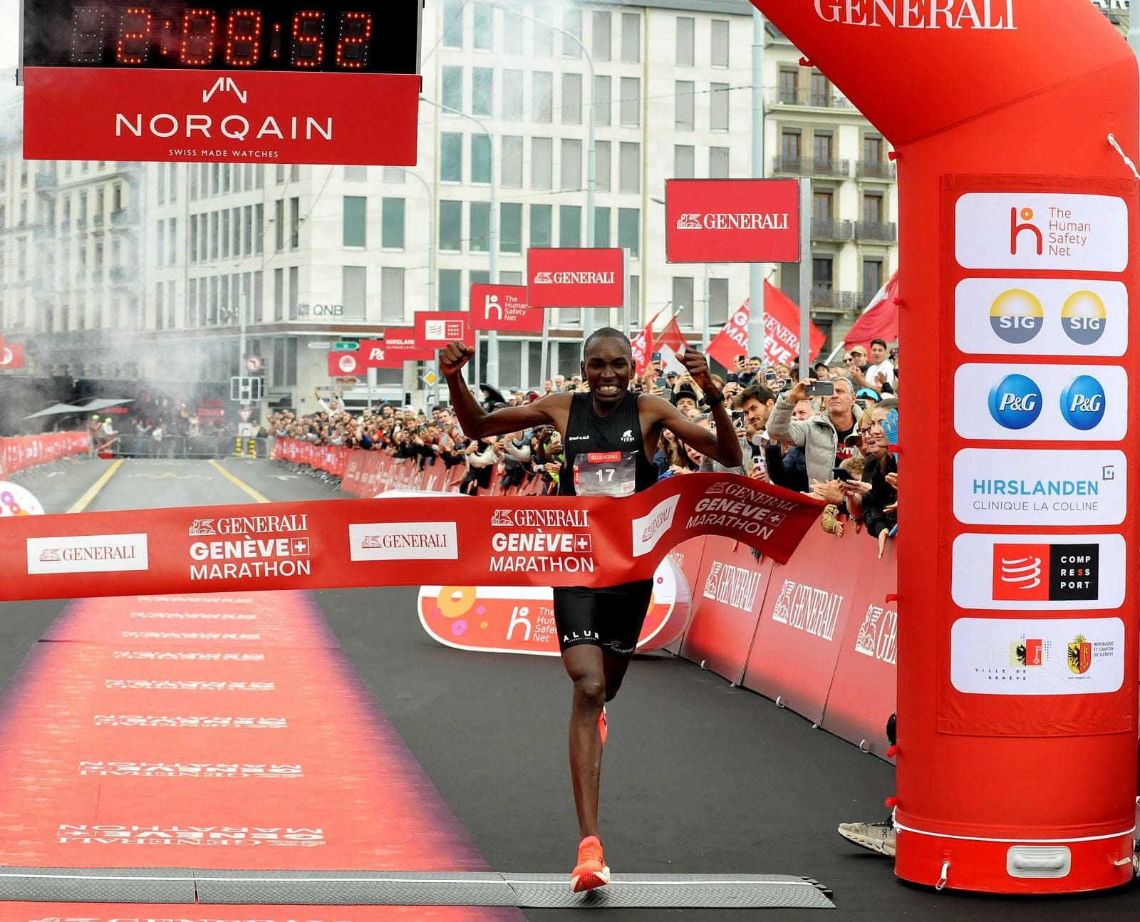 Sous un ciel idéal pour courir et dans une ambiance de plus en plus immense, le Generali Marathon de Genève a vécu un week-end XXL. Le Kényan Collins Kemboi a remporté une deuxième victoire consécutive sur les quais genevois en 2h08’52, tandis que sa compatriote Patience Kimutai s’est imposée chez les femmes après une belle bataille avec la Suissesse Fabienne Schlumpf. Entre chronos rapides, record de participation et ville entièrement tournée vers le running, Genève a surtout confirmé qu’elle changeait doucement de dimension dans le paysage européen du marathon.
