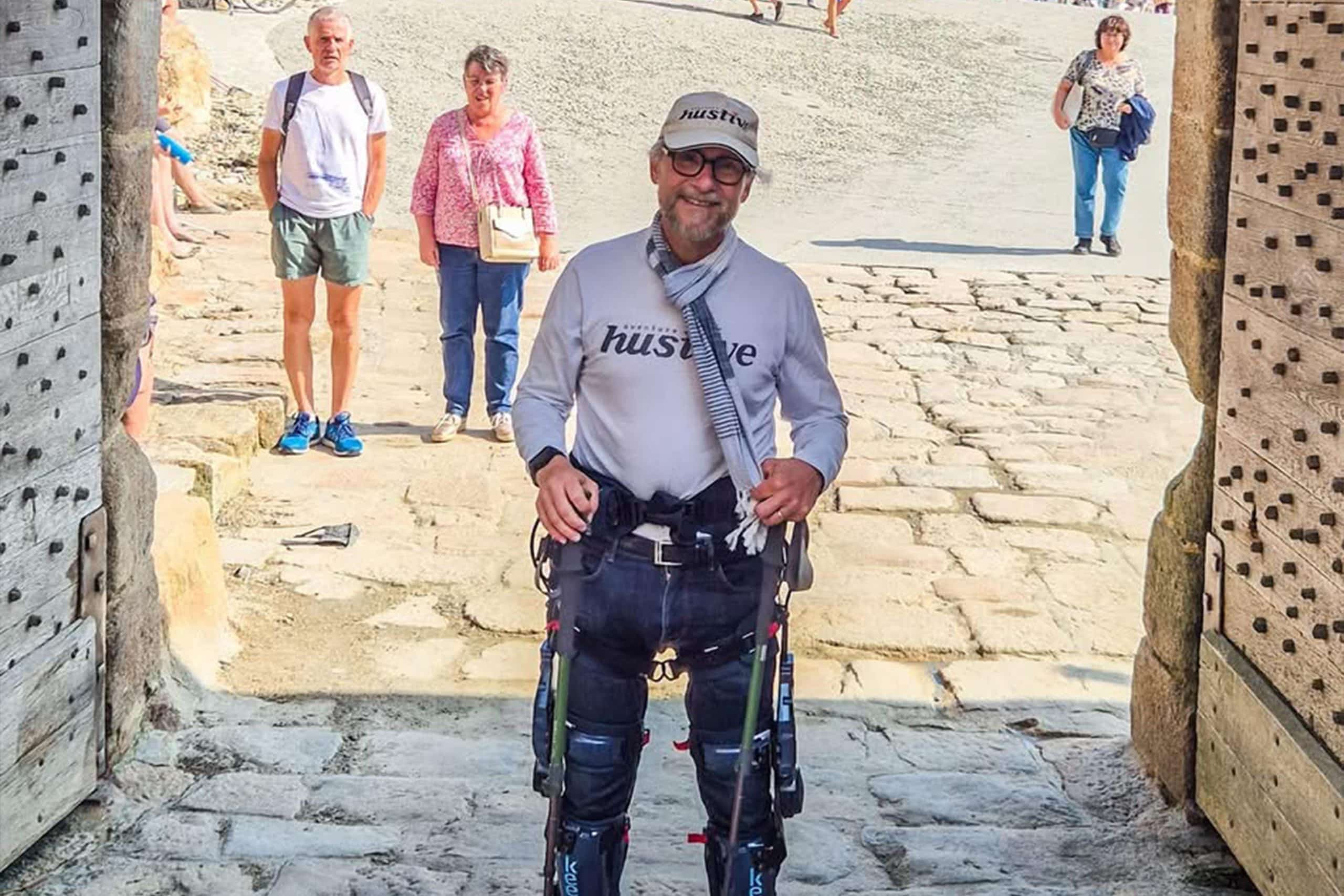 Atteint de sclérose en plaques, Géraud Paillot a terminé le Marathon du Mont-Saint-Michel en exosquelette et milite pour un sport inclusif.