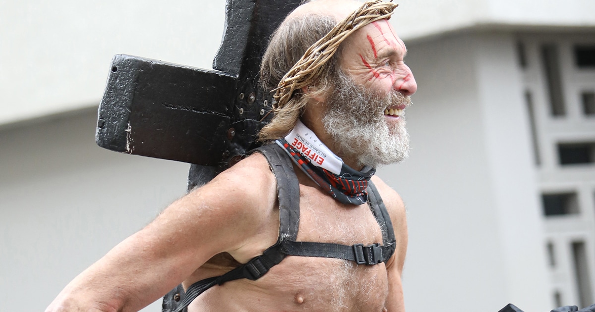 Il y a ceux qui courent après le temps, et puis il y a Gilbert Dantzer. À 68 ans, cet habitant de Houilles ne chasse ni les records ni les podiums. Depuis plus de 25 ans, l’homme sillonne les marathons du monde entier déguisé en Jésus, une croix de 2,3 kg solidement fixée sur le dos. Il a, en tout, terminé près de 350 marathons et 1 500 courses.