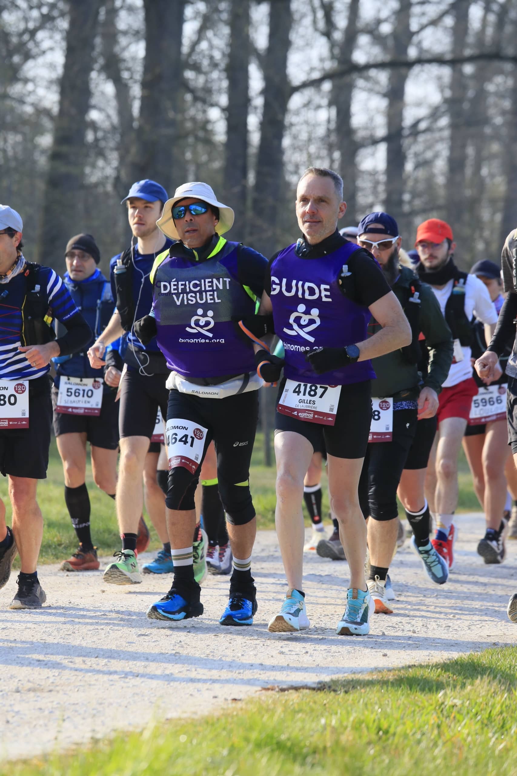 Qui les arrêtera ? Gilles de Laubrière et Adil El Hamidi ont une nouvelle fois repoussé leurs limites, ensemble, lors de la nouvelle épreuve ultime : le 120 km du Salomon EcoTrail Paris 2026. Voici l'histoire d'un duo guide/non-voyant, adepte des courses extrêmes, qui n'a pas fini de nous impressionner.