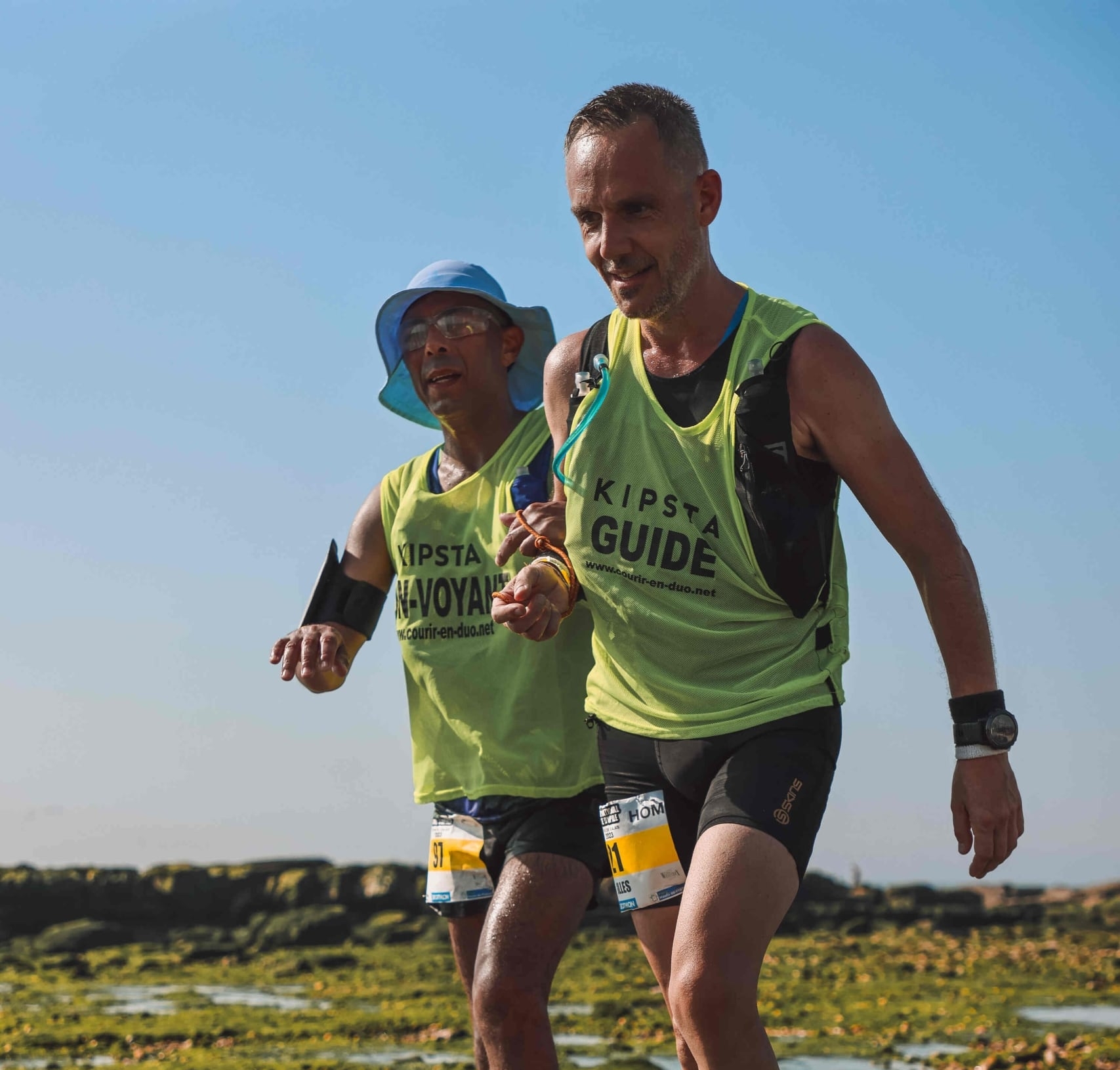 Qui les arrêtera ? Gilles de Laubrière et Adil El Hamidi ont une nouvelle fois repoussé leurs limites, ensemble, lors de la nouvelle épreuve ultime : le 120 km du Salomon EcoTrail Paris 2026. Voici l'histoire d'un duo guide/non-voyant, adepte des courses extrêmes, qui n'a pas fini de nous impressionner.