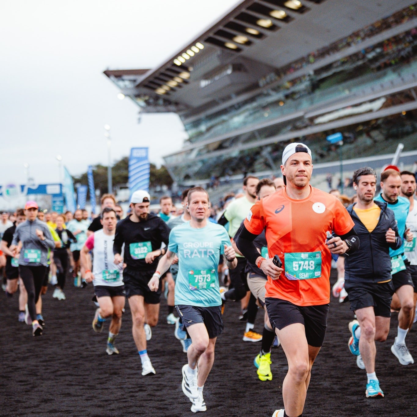 Ce dimanche 5 avril, la Grande Course RATP du Grand Paris Saint-Denis a réuni 19 200 participants sur trois distances : le semi-marathon, le 10 km et le 5 km. Le moment fort de l’édition 2026, l’arrivée mémorable pour tous les coureurs, sur la piste d’athlétisme du Stade de France.