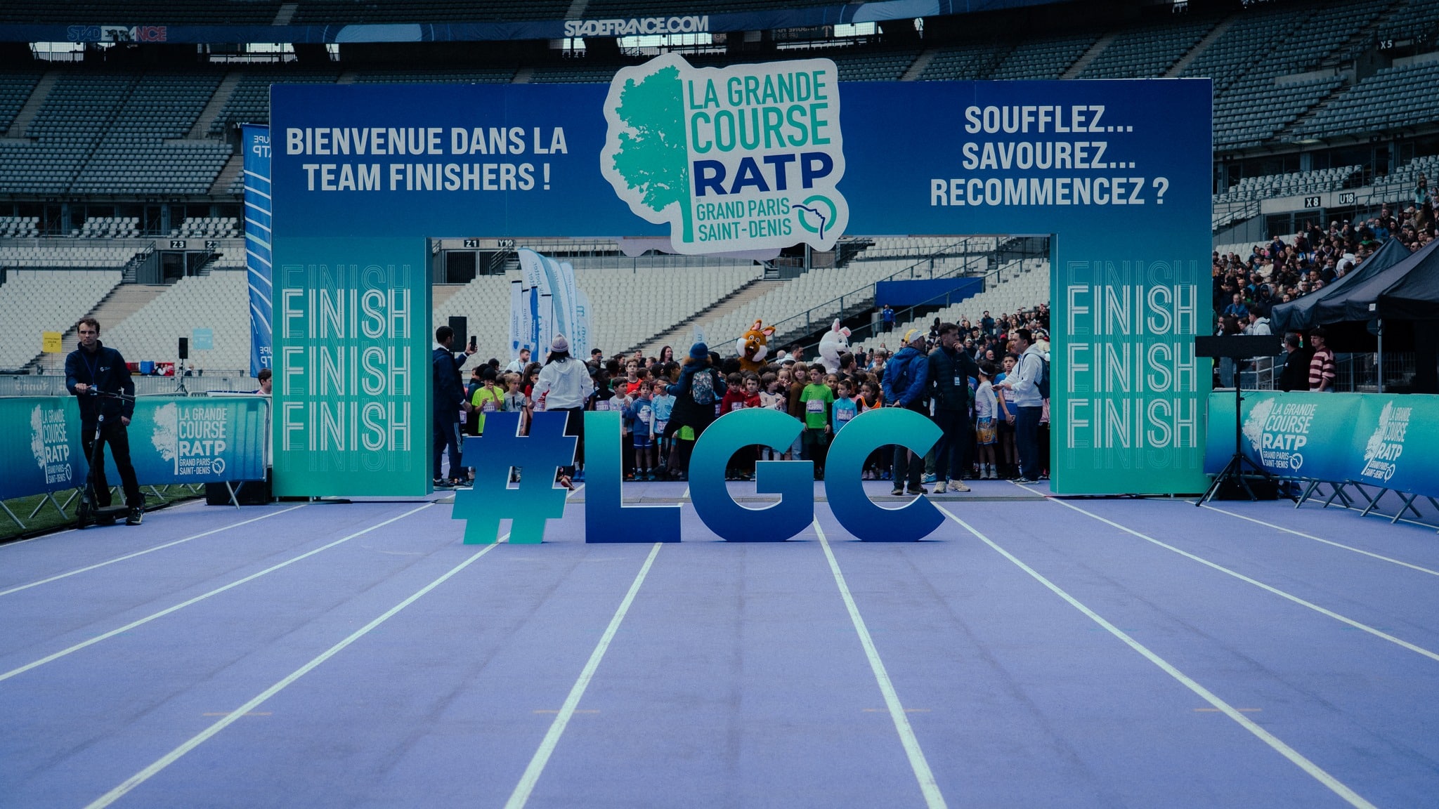 Ce dimanche 5 avril, la Grande Course RATP du Grand Paris Saint-Denis a réuni 19 200 participants sur trois distances : le semi-marathon, le 10 km et le 5 km. Le moment fort de l’édition 2026, l’arrivée mémorable pour tous les coureurs, sur la piste d’athlétisme du Stade de France.
