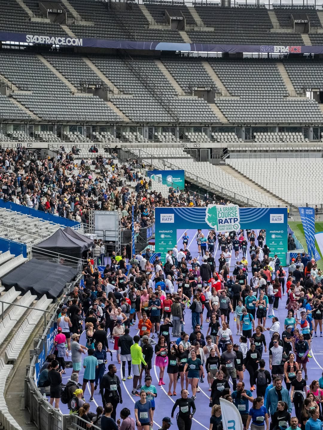 Ce dimanche 5 avril, la Grande Course RATP du Grand Paris Saint-Denis a réuni 19 200 participants sur trois distances : le semi-marathon, le 10 km et le 5 km. Le moment fort de l’édition 2026, l’arrivée mémorable pour tous les coureurs, sur la piste d’athlétisme du Stade de France.