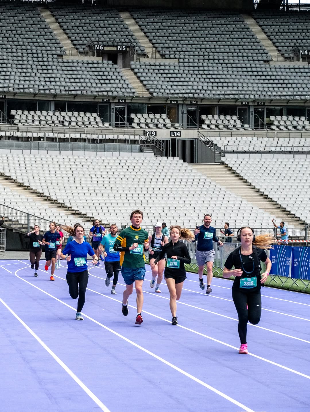 Ce dimanche 5 avril, la Grande Course RATP du Grand Paris Saint-Denis a réuni 19 200 participants sur trois distances : le semi-marathon, le 10 km et le 5 km. Le moment fort de l’édition 2026, l’arrivée mémorable pour tous les coureurs, sur la piste d’athlétisme du Stade de France.