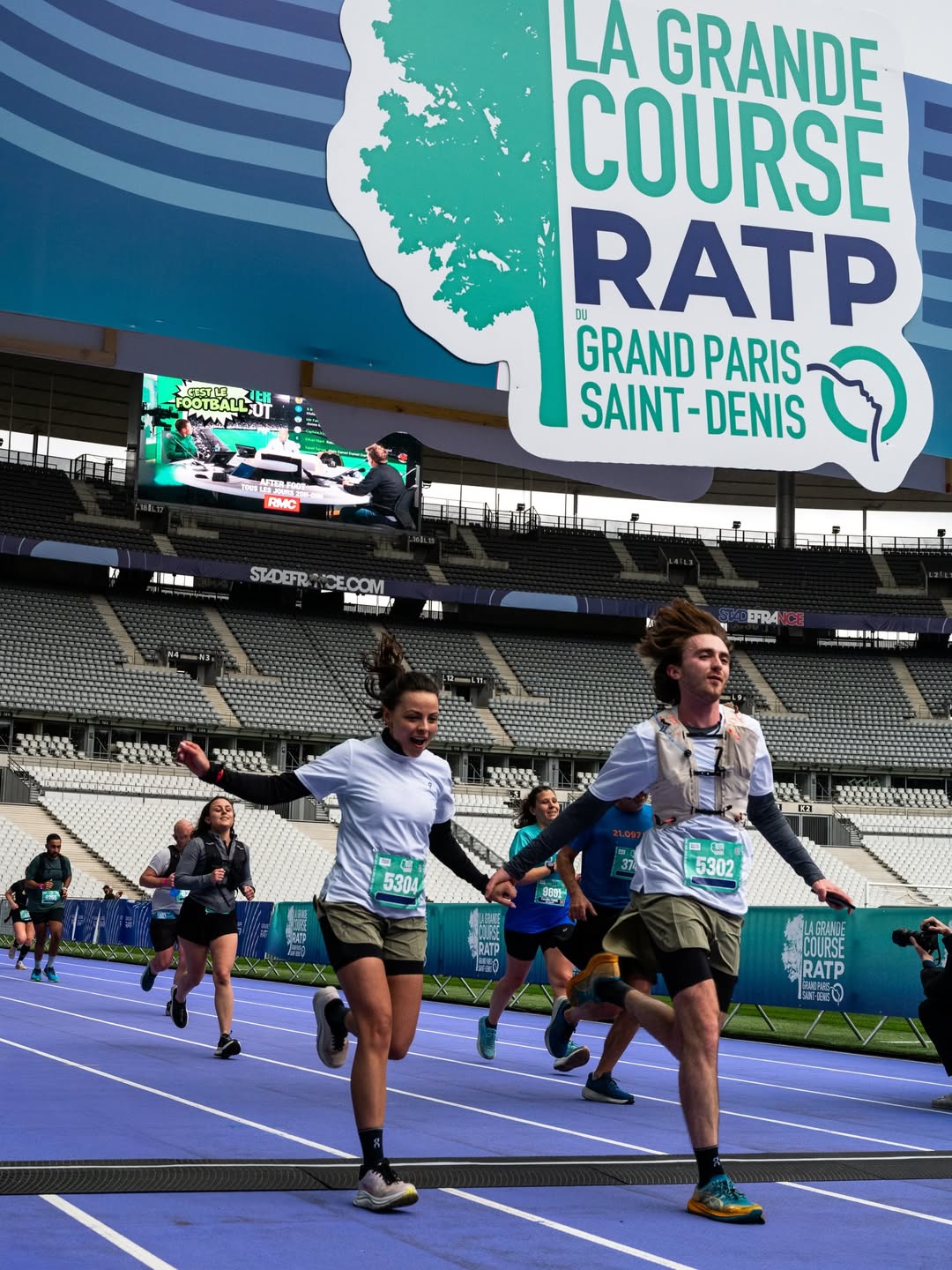 Ce dimanche 5 avril, la Grande Course RATP du Grand Paris Saint-Denis a réuni 19 200 participants sur trois distances : le semi-marathon, le 10 km et le 5 km. Le moment fort de l’édition 2026, l’arrivée mémorable pour tous les coureurs, sur la piste d’athlétisme du Stade de France.