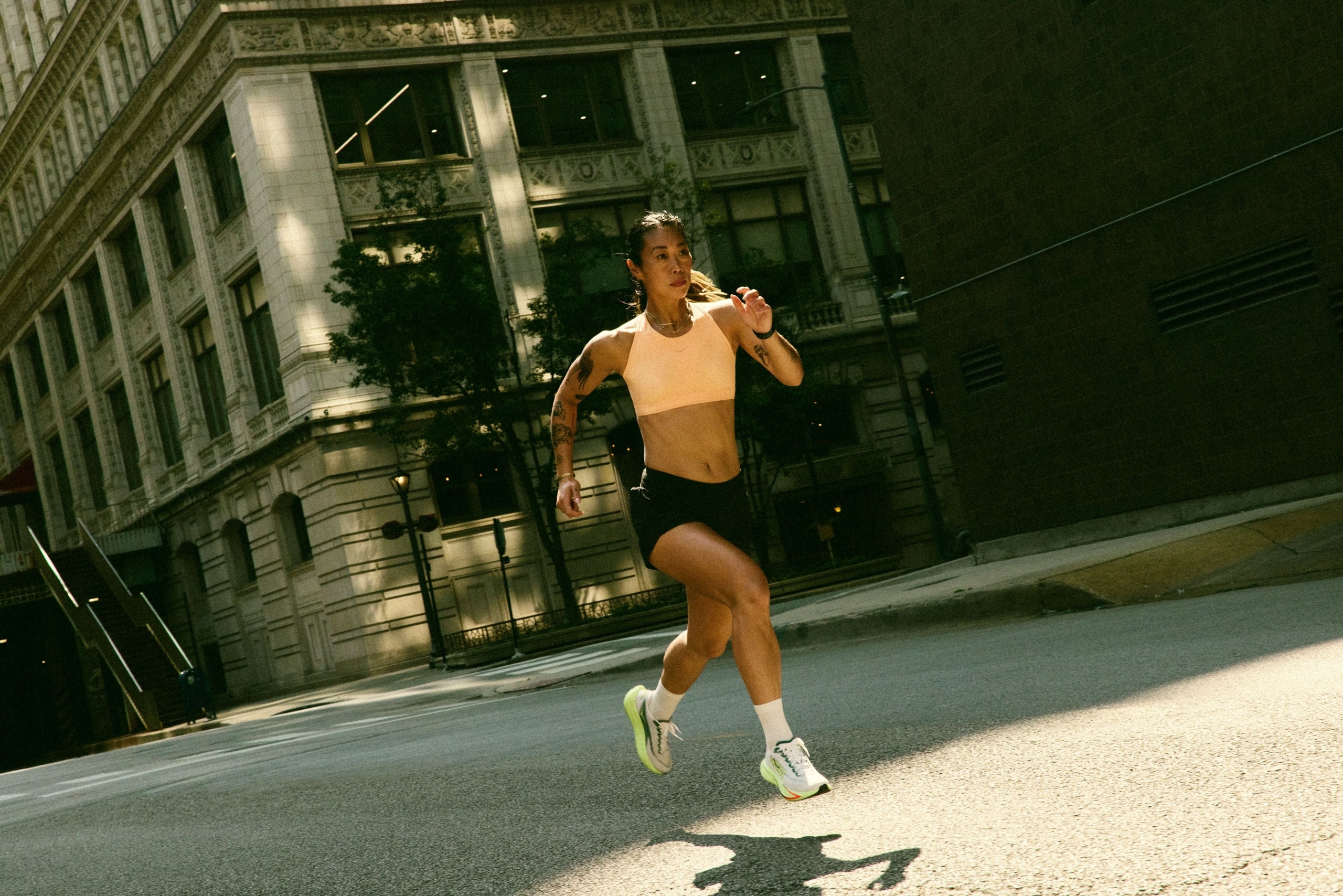 HOKA dévoile la Mach 7, une daily trainer légère et dynamique pensée pour les runs du quotidien et les entraînements de vitesse. Avec sa mousse EVA supercritique, son upper respirant et son poids plume, elle s’impose comme l’une des chaussures d’entraînement les plus polyvalentes du marché.