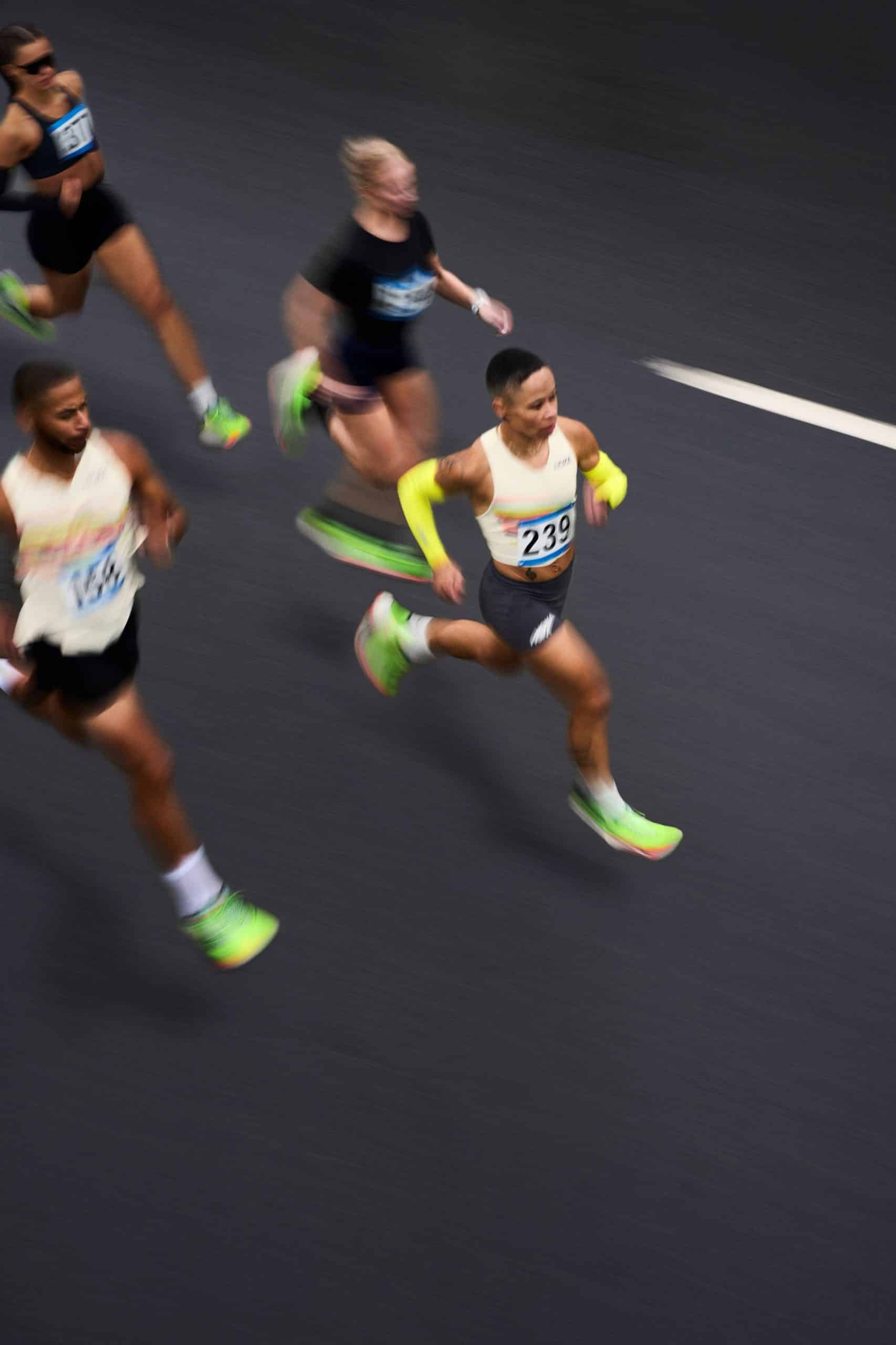 HOKA dévoile la Cielo X1 3.0, sa chaussure carbone la plus légère et la plus agressive à ce jour. Mousse PEBA ultra-réactive, plaque carbone, rocker prononcé et stabilité améliorée : une super-chaussure pensée pour la compétition du 5 km au marathon.