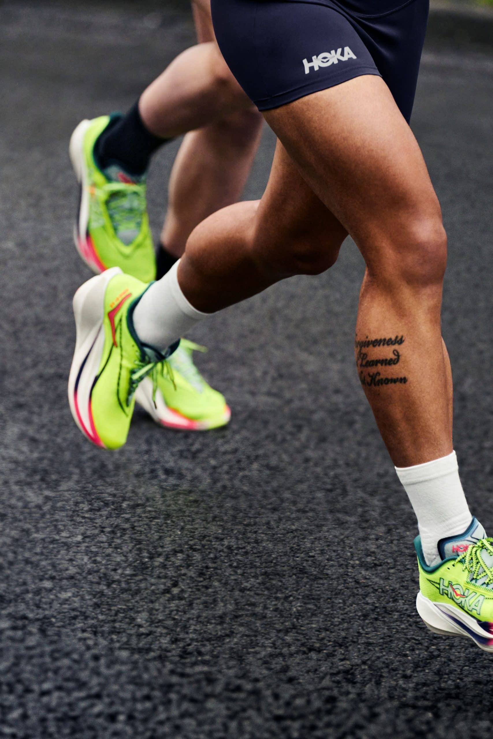 HOKA dévoile la Cielo X1 3.0, sa chaussure carbone la plus légère et la plus agressive à ce jour. Mousse PEBA ultra-réactive, plaque carbone, rocker prononcé et stabilité améliorée : une super-chaussure pensée pour la compétition du 5 km au marathon.