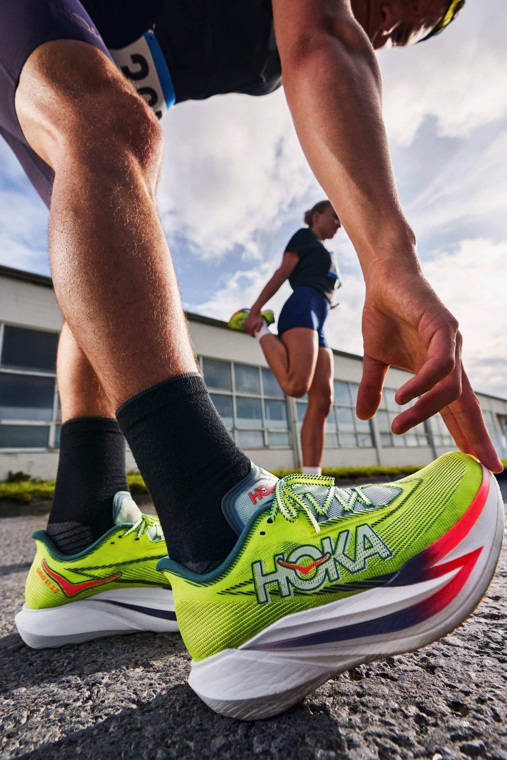 HOKA dévoile la Cielo X1 3.0, sa chaussure carbone la plus légère et la plus agressive à ce jour. Mousse PEBA ultra-réactive, plaque carbone, rocker prononcé et stabilité améliorée : une super-chaussure pensée pour la compétition du 5 km au marathon.