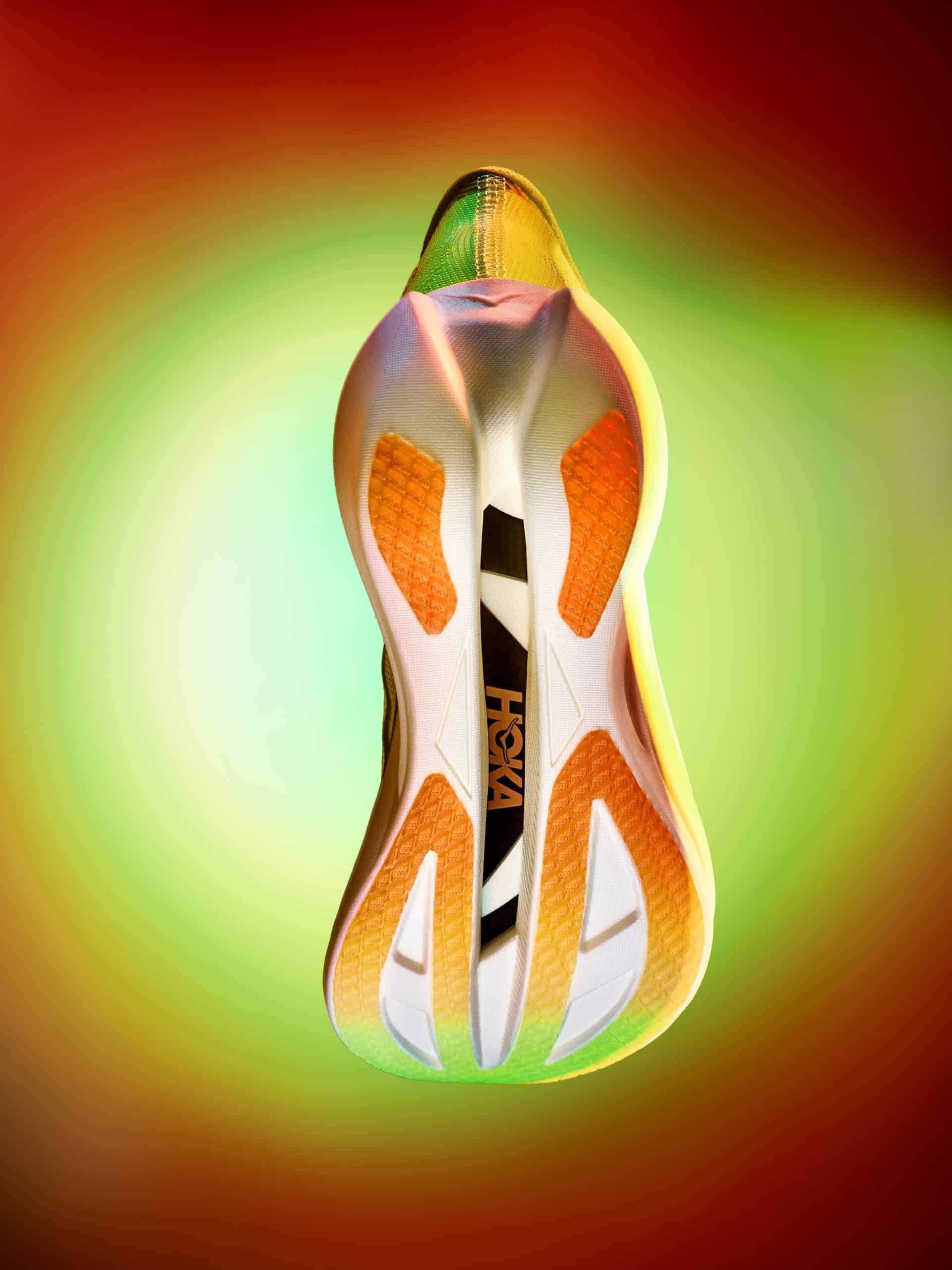 HOKA dévoile la Cielo X1 3.0, sa chaussure carbone la plus légère et la plus agressive à ce jour. Mousse PEBA ultra-réactive, plaque carbone, rocker prononcé et stabilité améliorée : une super-chaussure pensée pour la compétition du 5 km au marathon.