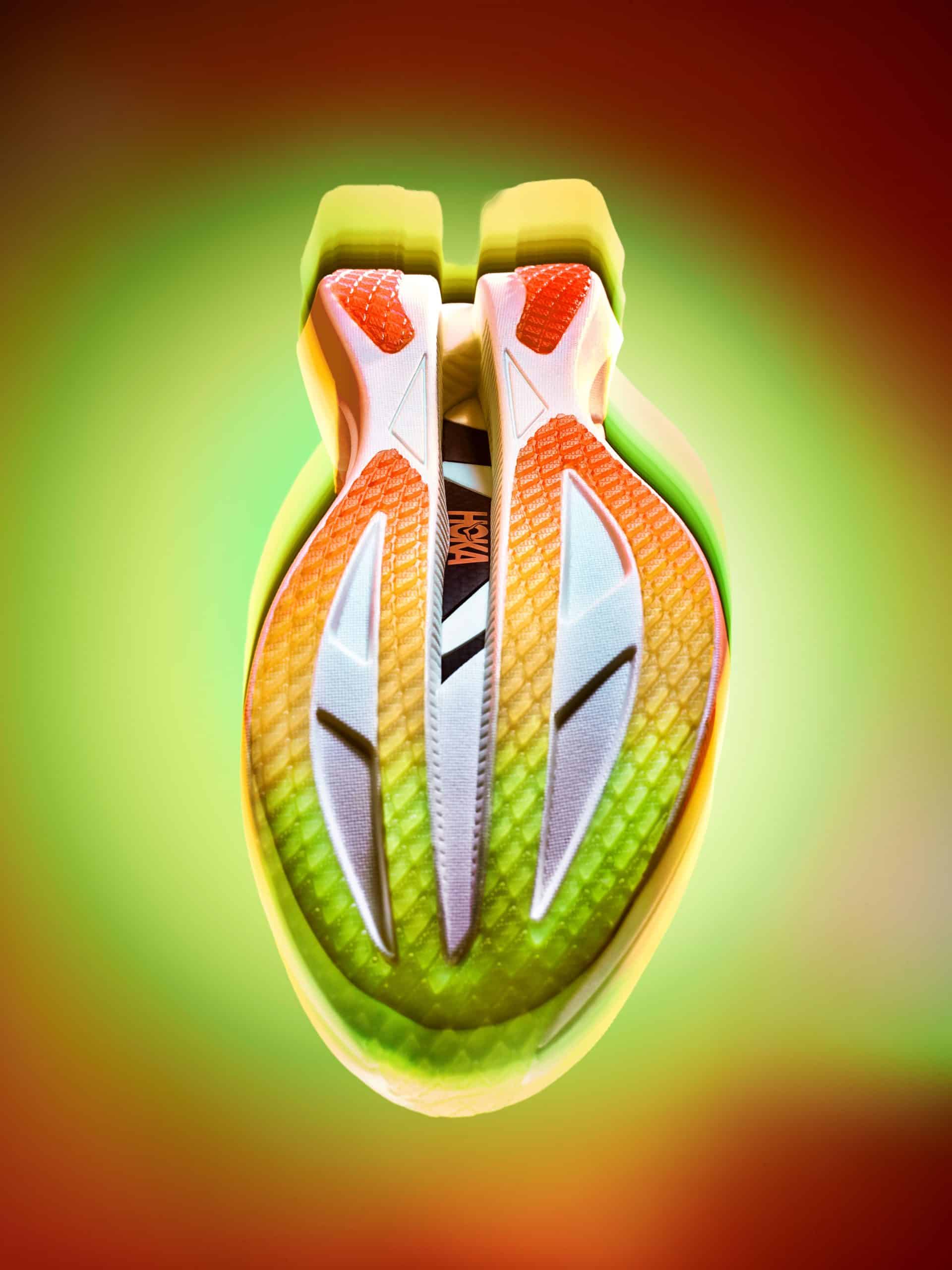 HOKA dévoile la Cielo X1 3.0, sa chaussure carbone la plus légère et la plus agressive à ce jour. Mousse PEBA ultra-réactive, plaque carbone, rocker prononcé et stabilité améliorée : une super-chaussure pensée pour la compétition du 5 km au marathon.