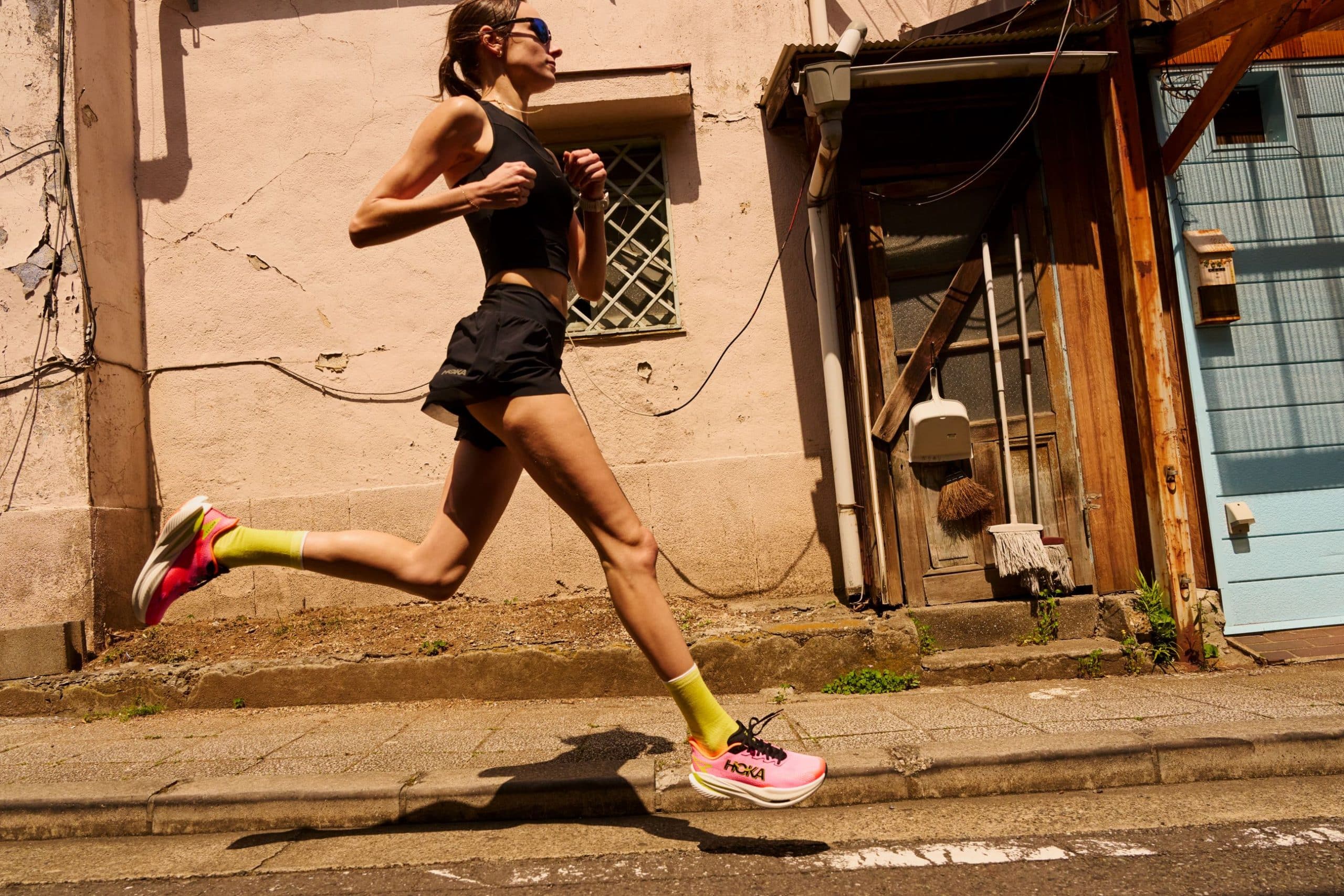 Hoka revient avec une recette plus affûtée que jamais pour sa toute nouvelle Mach X 3. Cette 3ème génération se veut le parfait équilibre entre propulsion, confort et polyvalence. Ce nouveau modèle, au design flashy, est disponible depuis le 1er septembre. Il s’adresse à celles et ceux qui cherchent une chaussure capable de répondre à tous types d’efforts : de la séance de vitesse à la sortie longue. Cette nouvelle version est une réussite et offre un confort remarquable qui séduira sans doute un grand nombre de coureurs.
