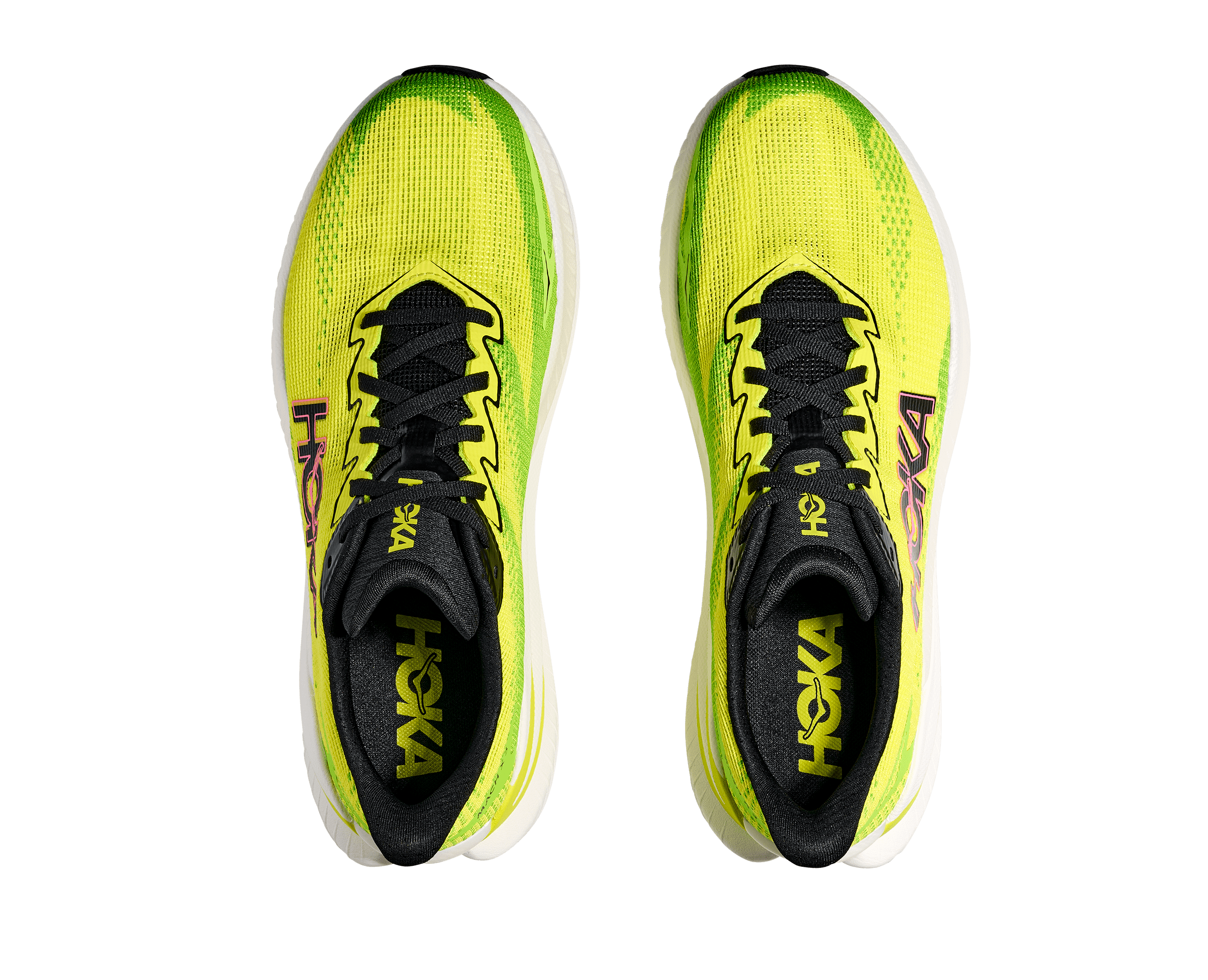 Hoka revient avec une recette plus affûtée que jamais pour sa toute nouvelle Mach X 3. Cette 3ème génération se veut le parfait équilibre entre propulsion, confort et polyvalence. Ce nouveau modèle, au design flashy, est disponible depuis le 1er septembre. Il s’adresse à celles et ceux qui cherchent une chaussure capable de répondre à tous types d’efforts : de la séance de vitesse à la sortie longue. Cette nouvelle version est une réussite et offre un confort remarquable qui séduira sans doute un grand nombre de coureurs.