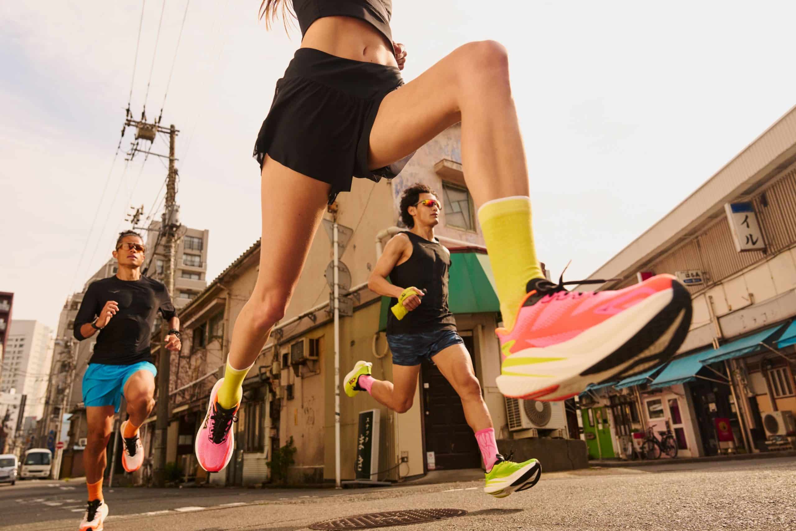 Hoka revient avec une recette plus affûtée que jamais pour sa toute nouvelle Mach X 3. Cette 3ème génération se veut le parfait équilibre entre propulsion, confort et polyvalence. Ce nouveau modèle, au design flashy, est disponible depuis le 1er septembre. Il s’adresse à celles et ceux qui cherchent une chaussure capable de répondre à tous types d’efforts : de la séance de vitesse à la sortie longue. Cette nouvelle version est une réussite et offre un confort remarquable qui séduira sans doute un grand nombre de coureurs.