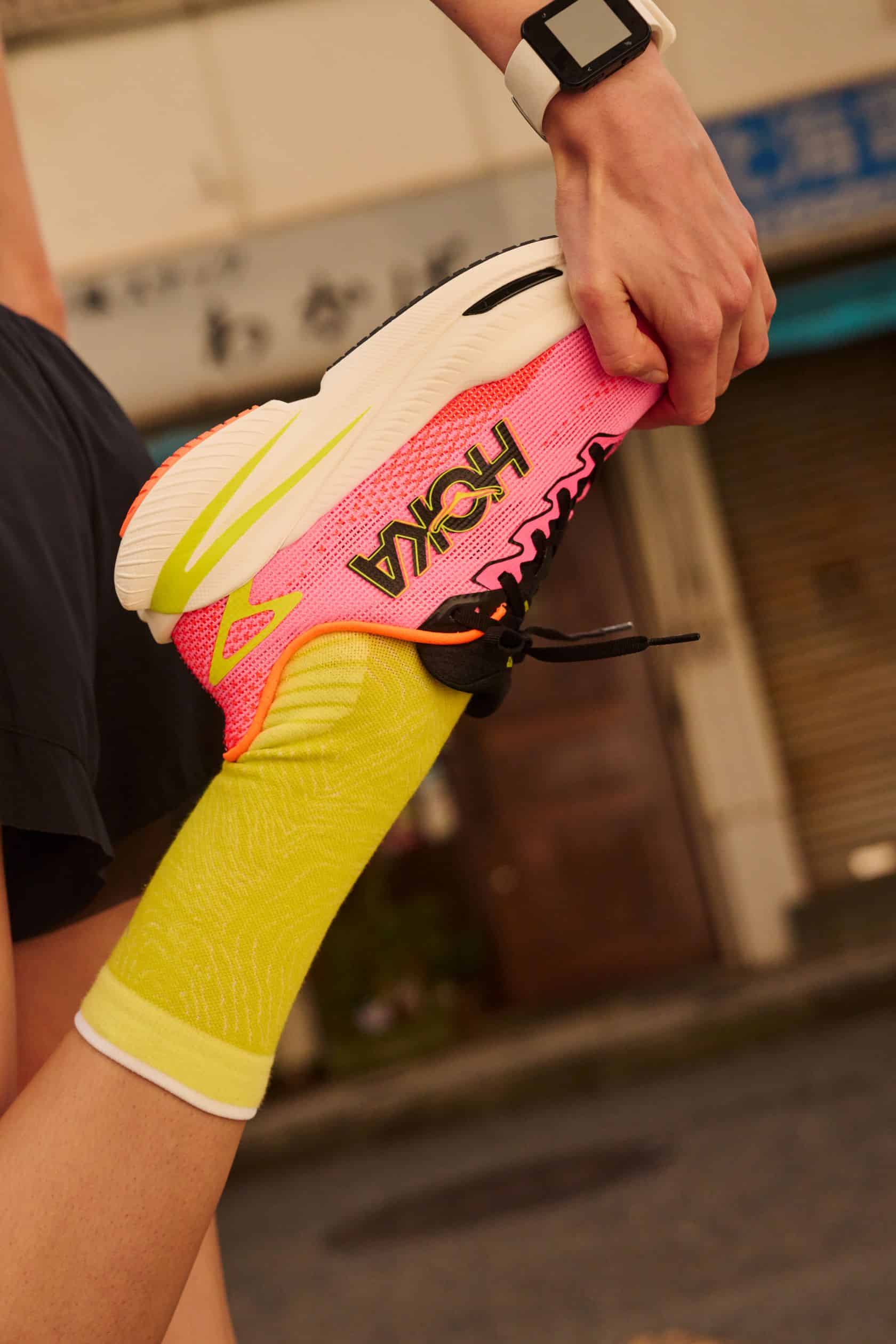 Hoka revient avec une recette plus affûtée que jamais pour sa toute nouvelle Mach X 3. Cette 3ème génération se veut le parfait équilibre entre propulsion, confort et polyvalence. Ce nouveau modèle, au design flashy, est disponible depuis le 1er septembre. Il s’adresse à celles et ceux qui cherchent une chaussure capable de répondre à tous types d’efforts : de la séance de vitesse à la sortie longue. Cette nouvelle version est une réussite et offre un confort remarquable qui séduira sans doute un grand nombre de coureurs.