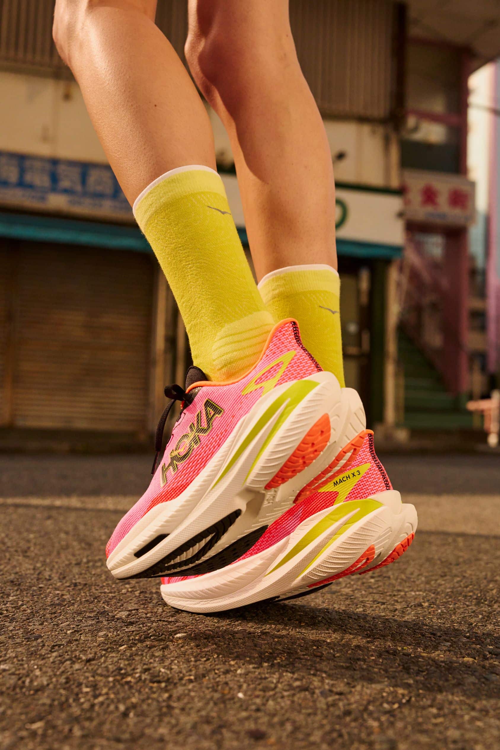 Hoka revient avec une recette plus affûtée que jamais pour sa toute nouvelle Mach X 3. Cette 3ème génération se veut le parfait équilibre entre propulsion, confort et polyvalence. Ce nouveau modèle, au design flashy, est disponible depuis le 1er septembre. Il s’adresse à celles et ceux qui cherchent une chaussure capable de répondre à tous types d’efforts : de la séance de vitesse à la sortie longue. Cette nouvelle version est une réussite et offre un confort remarquable qui séduira sans doute un grand nombre de coureurs.