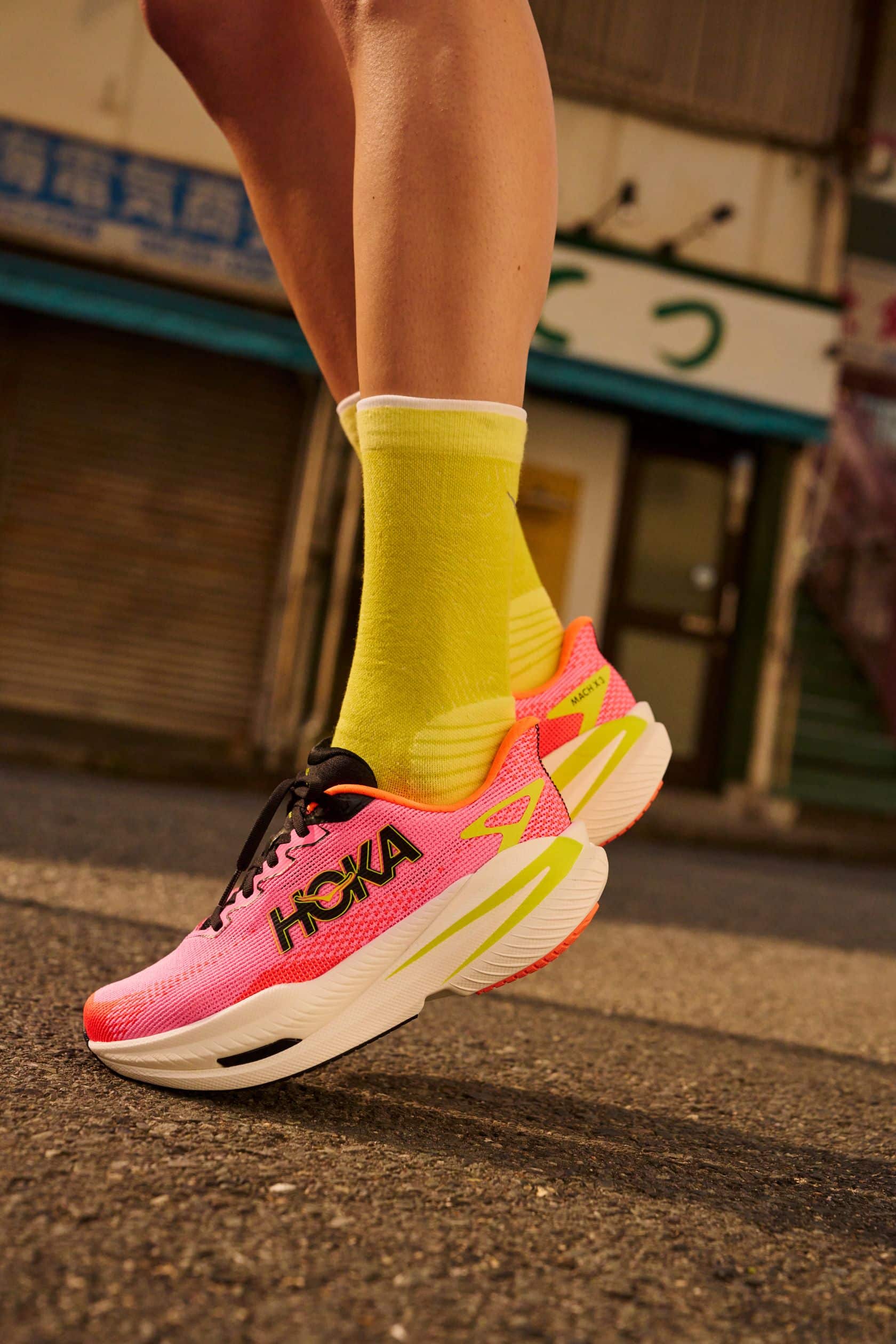 Hoka revient avec une recette plus affûtée que jamais pour sa toute nouvelle Mach X 3. Cette 3ème génération se veut le parfait équilibre entre propulsion, confort et polyvalence. Ce nouveau modèle, au design flashy, est disponible depuis le 1er septembre. Il s’adresse à celles et ceux qui cherchent une chaussure capable de répondre à tous types d’efforts : de la séance de vitesse à la sortie longue. Cette nouvelle version est une réussite et offre un confort remarquable qui séduira sans doute un grand nombre de coureurs.