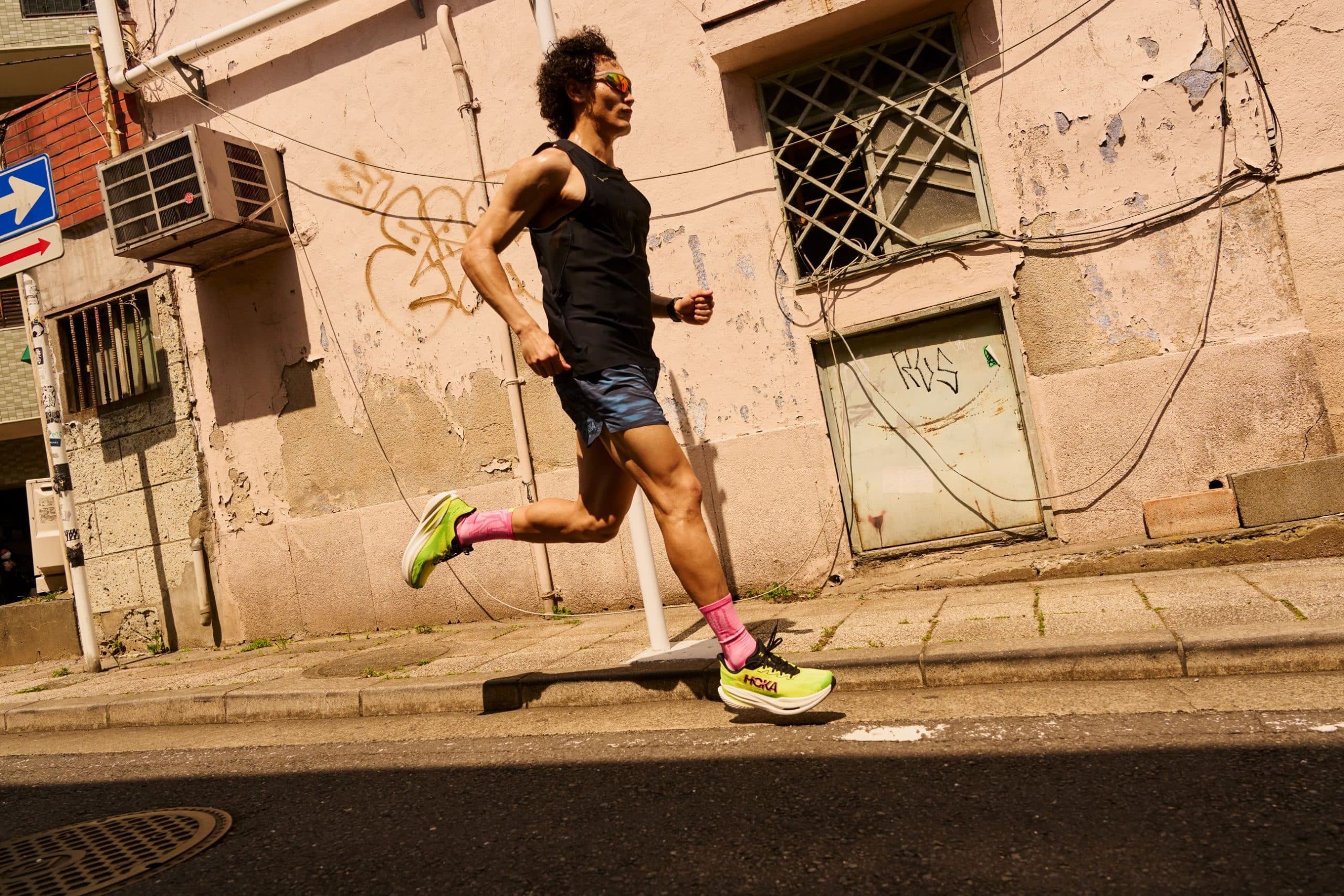 Hoka revient avec une recette plus affûtée que jamais pour sa toute nouvelle Mach X 3. Cette 3ème génération se veut le parfait équilibre entre propulsion, confort et polyvalence. Ce nouveau modèle, au design flashy, est disponible depuis le 1er septembre. Il s’adresse à celles et ceux qui cherchent une chaussure capable de répondre à tous types d’efforts : de la séance de vitesse à la sortie longue. Cette nouvelle version est une réussite et offre un confort remarquable qui séduira sans doute un grand nombre de coureurs.