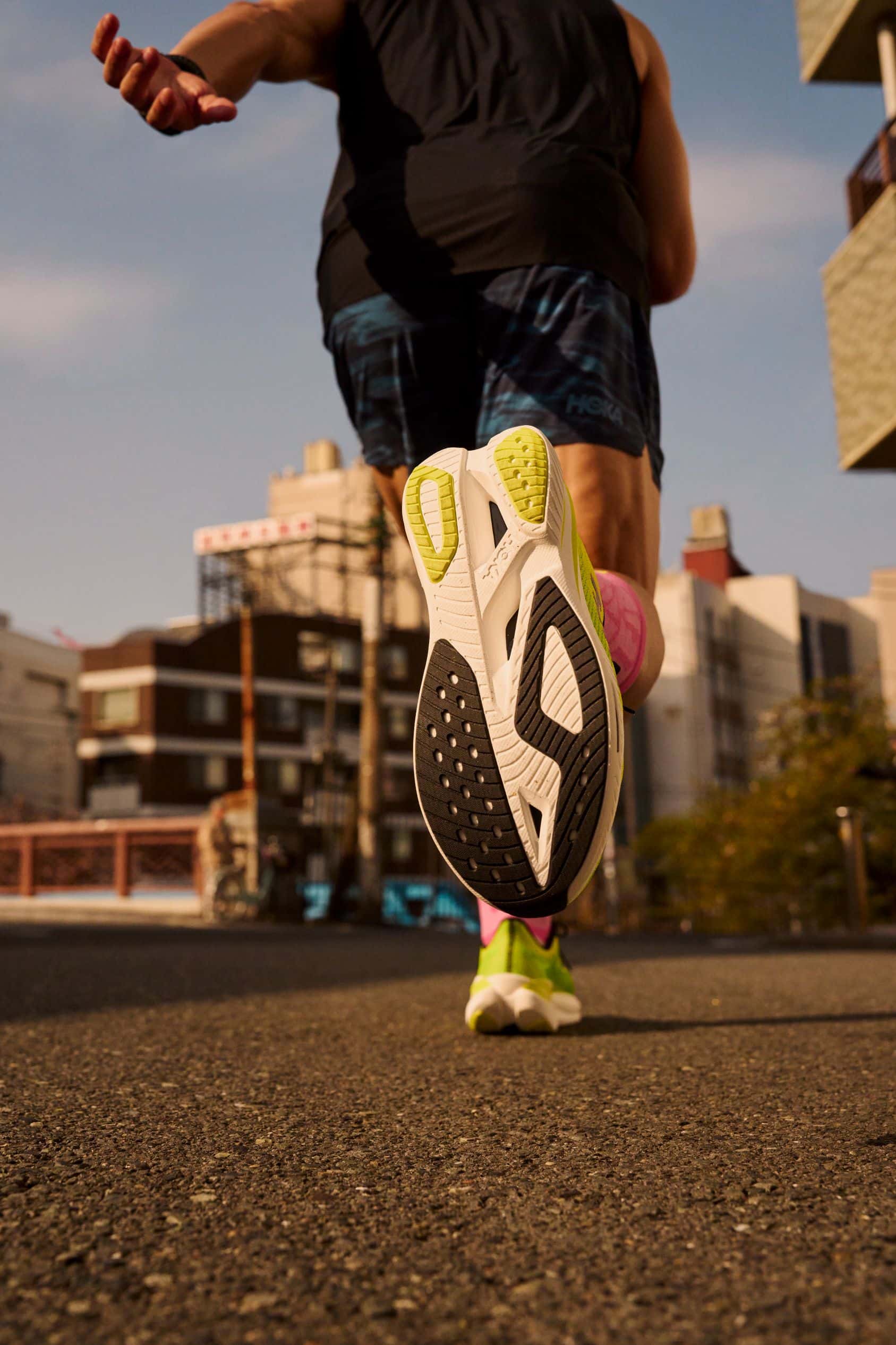 Hoka revient avec une recette plus affûtée que jamais pour sa toute nouvelle Mach X 3. Cette 3ème génération se veut le parfait équilibre entre propulsion, confort et polyvalence. Ce nouveau modèle, au design flashy, est disponible depuis le 1er septembre. Il s’adresse à celles et ceux qui cherchent une chaussure capable de répondre à tous types d’efforts : de la séance de vitesse à la sortie longue. Cette nouvelle version est une réussite et offre un confort remarquable qui séduira sans doute un grand nombre de coureurs.