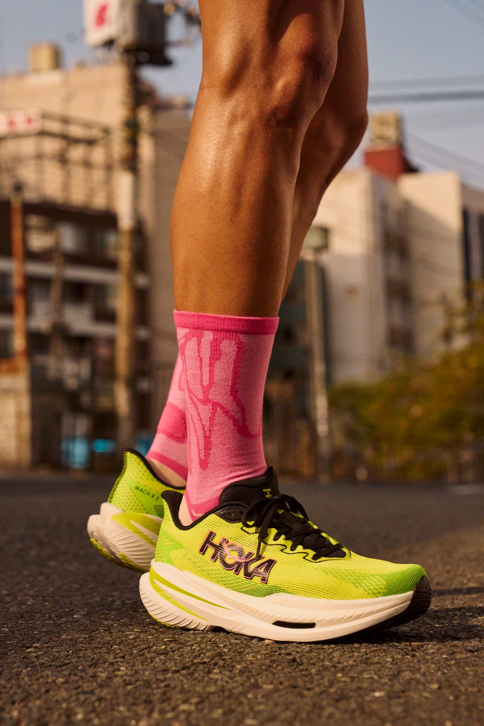 Hoka revient avec une recette plus affûtée que jamais pour sa toute nouvelle Mach X 3. Cette 3ème génération se veut le parfait équilibre entre propulsion, confort et polyvalence. Ce nouveau modèle, au design flashy, est disponible depuis le 1er septembre. Il s’adresse à celles et ceux qui cherchent une chaussure capable de répondre à tous types d’efforts : de la séance de vitesse à la sortie longue. Cette nouvelle version est une réussite et offre un confort remarquable qui séduira sans doute un grand nombre de coureurs.