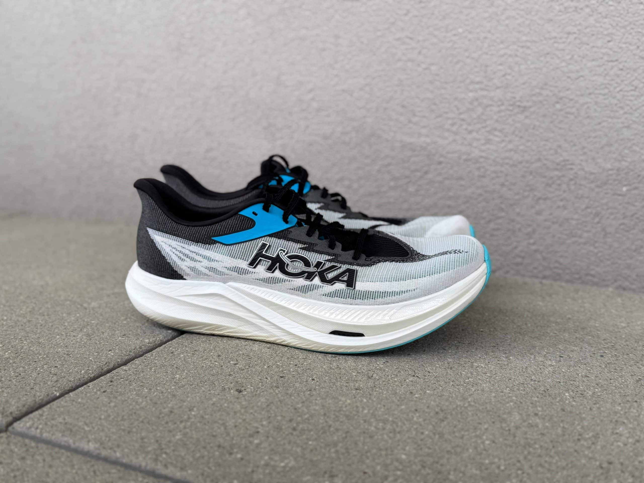 Hoka a récemment lancé son nouveau modèle à plaque carbone : la Rocket X 3. Plus légère, plus dynamique et dotée d’une plaque carbone retravaillée, elle succède à la Rocket X 2 qui avait déjà marqué les esprits par sa réactivité et son confort. Avec cette nouvelle version, la marque d’origine française propose une chaussure à la fois rapide et étonnamment stable. Après l’avoir testé sur plus de 100 km, en sorties longues, intervalles rapides et séances de seuil, je peux dire qu’elle m’a convaincu. Voici mon retour complet sur la nouvelle fusée signée Hoka.